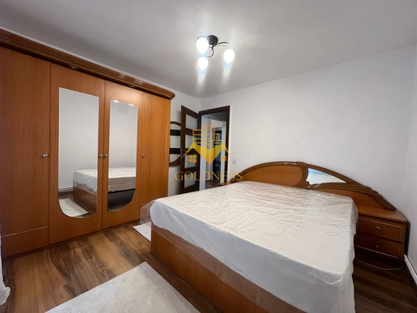 4 camere decomandate, Titulescu, Parcare, Gheorgheni, FSPAC,The Office - GOLDNESS Imobiliare vă propune spre închiriere un apartament cu 4 camere decomandate complet mobilat și utilat, la etajul 3 într-un imobil de 4 etaje, în Cartierul Gheorgheni, Str Muncitorilor.
Dispune de loc de parcare cu 50e/luna obligatoriu!
Se află în apropierea stațiilor de transport în comun, magazine, restaurante, spații verzi, farmacii, etc. 

Apartamentul este compartimentat astfel:
 - dormitor cu pat matrimonial, dressing, noptiere, iesire pe balcon
- 2 dormitoare cu canapele extensibile, dressing, 
 - living cu o canapea, comoda TV, 2 fotolii, iesire pe balcon
 - bucatarie complet utilată și mobilată, loc de servit masa 
 - 2 bai, dintre care una cu cada si una cu dus, calorifer port prosop și dulap pentru depozitare.
 - 2 balcoane inchise de aprox 5mp fiecare.

Imobilul este dotat cu toate cele necesare- centrală proprie, frigider, aragaz, hotă, mașină de spălat haine, masina de spalat vase, etc. 

Dacă sunteți interesați de acest apartament și doriți să îl vizionați, dar și pentru alte oferte nu ezitați să ne contactați telefonic sau prin e-mail. Vă stăm la dispoziție!
Pentru intermediere se percepe un comision de 50% din prețul chiriei!