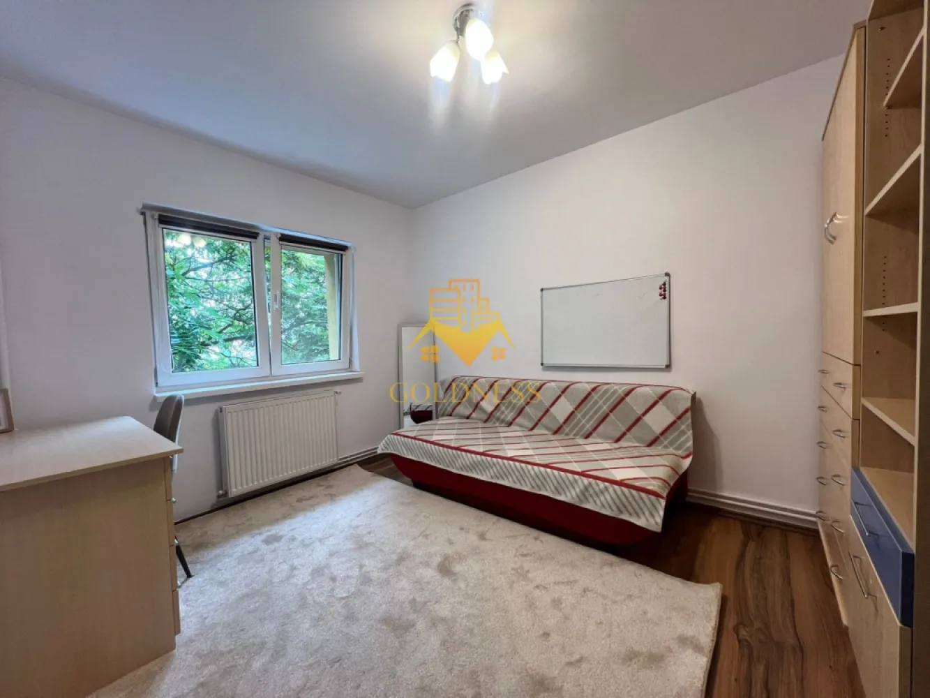 4 camere decomandate, Titulescu, Parcare, Gheorgheni, FSPAC,The Office - GOLDNESS Imobiliare vă propune spre închiriere un apartament cu 4 camere decomandate complet mobilat și utilat, la etajul 3 într-un imobil de 4 etaje, în Cartierul Gheorgheni, Str Muncitorilor.
Dispune de loc de parcare cu 50e/luna obligatoriu!
Se află în apropierea stațiilor de transport în comun, magazine, restaurante, spații verzi, farmacii, etc. 

Apartamentul este compartimentat astfel:
 - dormitor cu pat matrimonial, dressing, noptiere, iesire pe balcon
- 2 dormitoare cu canapele extensibile, dressing, 
 - living cu o canapea, comoda TV, 2 fotolii, iesire pe balcon
 - bucatarie complet utilată și mobilată, loc de servit masa 
 - 2 bai, dintre care una cu cada si una cu dus, calorifer port prosop și dulap pentru depozitare.
 - 2 balcoane inchise de aprox 5mp fiecare.

Imobilul este dotat cu toate cele necesare- centrală proprie, frigider, aragaz, hotă, mașină de spălat haine, masina de spalat vase, etc. 

Dacă sunteți interesați de acest apartament și doriți să îl vizionați, dar și pentru alte oferte nu ezitați să ne contactați telefonic sau prin e-mail. Vă stăm la dispoziție!
Pentru intermediere se percepe un comision de 50% din prețul chiriei!
