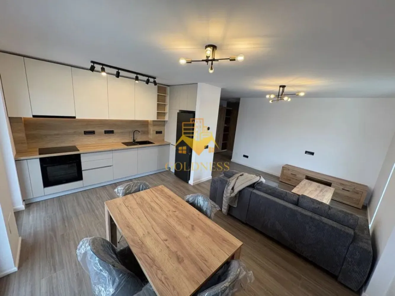 3 camere, Modern, Bloc nou, Parcare, Pet Friendly, Elite City, Iris - GOLDNESS Imobiliare vă propune spre închiriere un apartament cu 3 camere complet mobilat și utilat, la etajul 7 într-un imobil de 7 etaje, în Cartierul Iris. Dispune de loc de parcare subterana! Se acepta DOAR caini de talie mica! Se află în apropierea stațiilor de transport în comun, magazine, restaurante, spații verzi, farmacii, etc. Apartamentul este compartimentat astfel: - dormitor cu pat matrimonial, dressing, noptiere - dormitor cu pat matrimonial, dressing, noptiere - living cu bucatarie open space complet utilată și mobilată, canapea extensibilă, loc de servit masa - baie cu cabina de dus, calorifer port prosop și dulap pentru depozitare. - baie cu cada, calorifer port prosop și dulap pentru depozitare. - terasa de 12 mp. Imobilul este dotat cu toate cele necesare- centrală proprie, frigider, aragaz, hotă, mașină de spălat haine, etc. Dacă sunteți interesați de acest apartament și doriți să îl vizionați, dar și pentru alte oferte nu ezitați să ne contactați telefonic sau prin e-mail. Vă stăm la dispoziție! Pentru intermediere se percepe un comision de 50% din prețul chiriei! }}