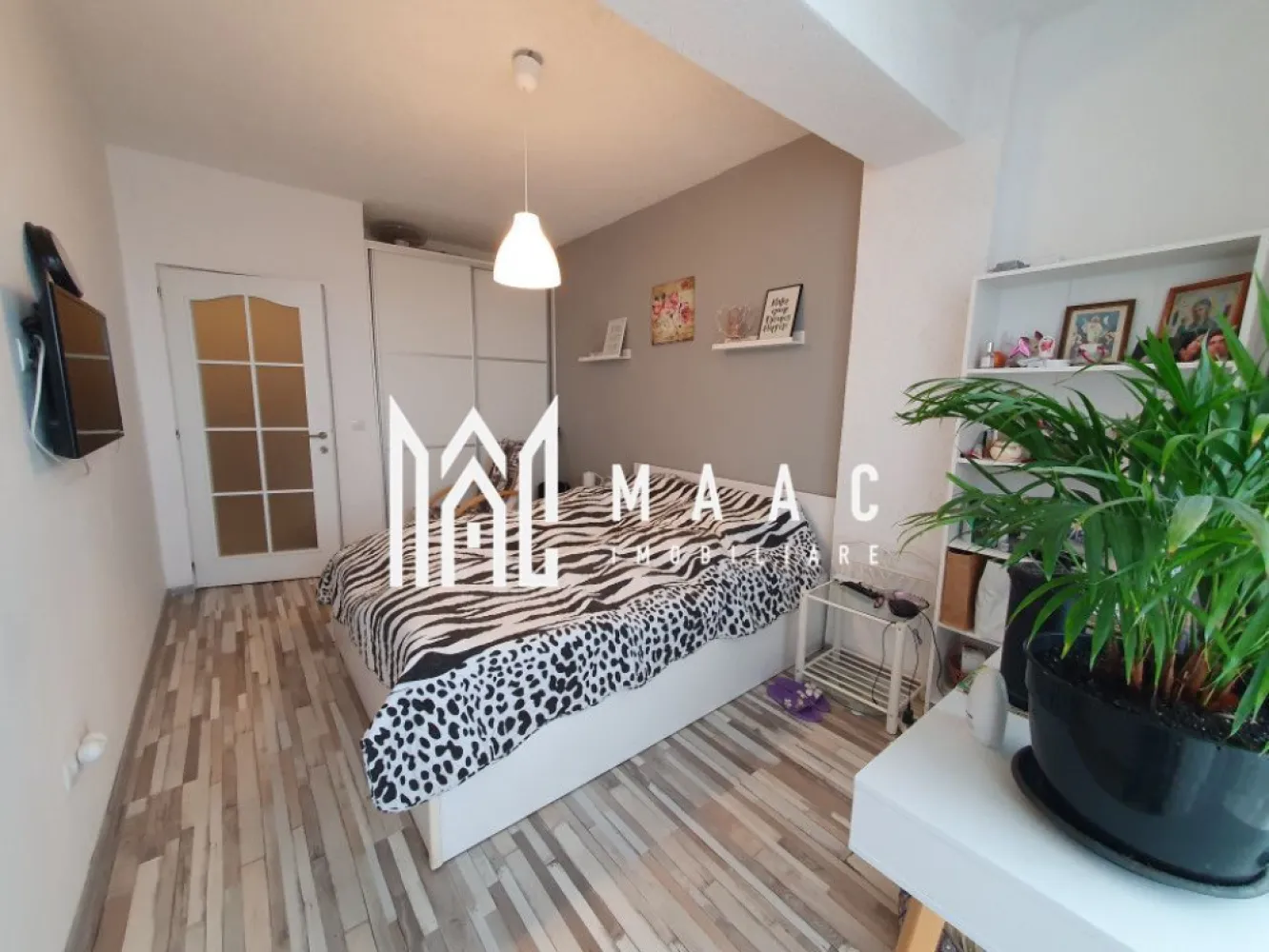 Apartament 2 camere | Mobilat & Utilat | Etaj 6/11 | Doamna Stanca - Maac Imobiliare vă prezintă un apartament cu 2 camere, decomandat, situat în zona Doamna Stanca – o zonă modernă, în plină dezvoltare, cu acces facil către principalele puncte de interes din Sibiu. 🔹 Detalii generale: Suprafață utilă: 45 mp Balcon: 5 mp Etaj: 6 din 11, cu 2 lifturi Compartimentare: living open space cu bucătărie, dormitor matrimonial, baie, hol, balcon 🔹 Confort și dotări: Încălzire proprie cu centrală termică și calorifere Se vinde parțial mobilat și parțial utilat – ideal pentru personalizare ulterioară 🔹 Avantaje ale locației: Acces rapid către Shopping City Sibiu – 5 minute de mers pe jos În apropiere: Lidl, Mega Image, Dedeman, școli, grădinițe și mijloace de transport Zonă liniștită, dar excelent conectată la oraș Pentru mai multe detalii sau pentru a programa o vizionare, vă rugăm să ne contactați și să menționați ID-ul anunțului: CP2835274 }}