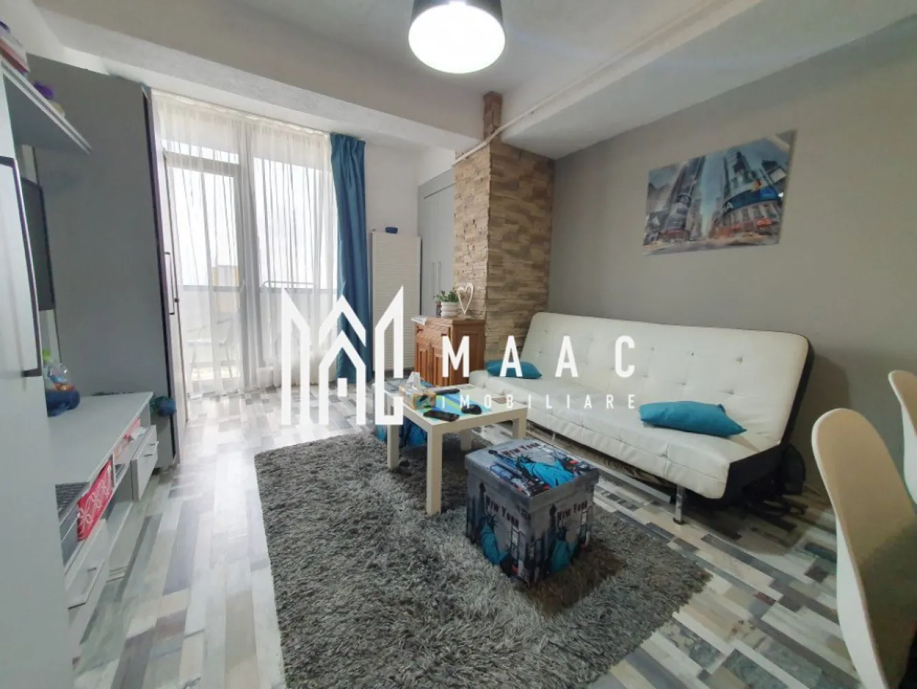 Apartament 2 camere | Mobilat & Utilat | Etaj 6/11 | Doamna Stanca - Maac Imobiliare vă prezintă un apartament cu 2 camere, decomandat, situat în zona Doamna Stanca – o zonă modernă, în plină dezvoltare, cu acces facil către principalele puncte de interes din Sibiu. 🔹 Detalii generale: Suprafață utilă: 45 mp Balcon: 5 mp Etaj: 6 din 11, cu 2 lifturi Compartimentare: living open space cu bucătărie, dormitor matrimonial, baie, hol, balcon 🔹 Confort și dotări: Încălzire proprie cu centrală termică și calorifere Se vinde parțial mobilat și parțial utilat – ideal pentru personalizare ulterioară 🔹 Avantaje ale locației: Acces rapid către Shopping City Sibiu – 5 minute de mers pe jos În apropiere: Lidl, Mega Image, Dedeman, școli, grădinițe și mijloace de transport Zonă liniștită, dar excelent conectată la oraș Pentru mai multe detalii sau pentru a programa o vizionare, vă rugăm să ne contactați și să menționați ID-ul anunțului: CP2835274 }}
