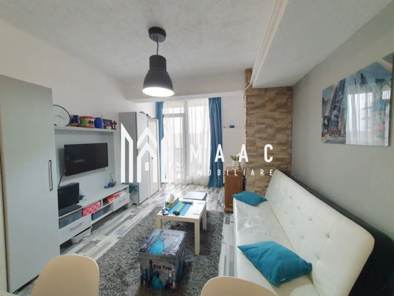 Apartament 2 camere | Mobilat & Utilat | Etaj 6/11 | Doamna Stanca - Maac Imobiliare vă prezintă un apartament cu 2 camere, decomandat, situat în zona Doamna Stanca – o zonă modernă, în plină dezvoltare, cu acces facil către principalele puncte de interes din Sibiu. 🔹 Detalii generale: Suprafață utilă: 45 mp Balcon: 5 mp Etaj: 6 din 11, cu 2 lifturi Compartimentare: living open space cu bucătărie, dormitor matrimonial, baie, hol, balcon 🔹 Confort și dotări: Încălzire proprie cu centrală termică și calorifere Se vinde parțial mobilat și parțial utilat – ideal pentru personalizare ulterioară 🔹 Avantaje ale locației: Acces rapid către Shopping City Sibiu – 5 minute de mers pe jos În apropiere: Lidl, Mega Image, Dedeman, școli, grădinițe și mijloace de transport Zonă liniștită, dar excelent conectată la oraș Pentru mai multe detalii sau pentru a programa o vizionare, vă rugăm să ne contactați și să menționați ID-ul anunțului: CP2835274 }}