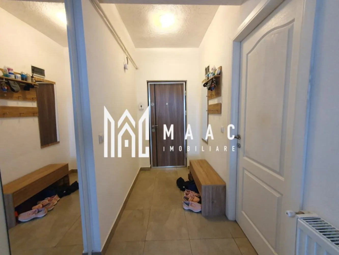 Apartament 2 camere | Mobilat & Utilat | Etaj 6/11 | Doamna Stanca - Maac Imobiliare vă prezintă un apartament cu 2 camere, decomandat, situat în zona Doamna Stanca – o zonă modernă, în plină dezvoltare, cu acces facil către principalele puncte de interes din Sibiu. 🔹 Detalii generale: Suprafață utilă: 45 mp Balcon: 5 mp Etaj: 6 din 11, cu 2 lifturi Compartimentare: living open space cu bucătărie, dormitor matrimonial, baie, hol, balcon 🔹 Confort și dotări: Încălzire proprie cu centrală termică și calorifere Se vinde parțial mobilat și parțial utilat – ideal pentru personalizare ulterioară 🔹 Avantaje ale locației: Acces rapid către Shopping City Sibiu – 5 minute de mers pe jos În apropiere: Lidl, Mega Image, Dedeman, școli, grădinițe și mijloace de transport Zonă liniștită, dar excelent conectată la oraș Pentru mai multe detalii sau pentru a programa o vizionare, vă rugăm să ne contactați și să menționați ID-ul anunțului: CP2835274 }}