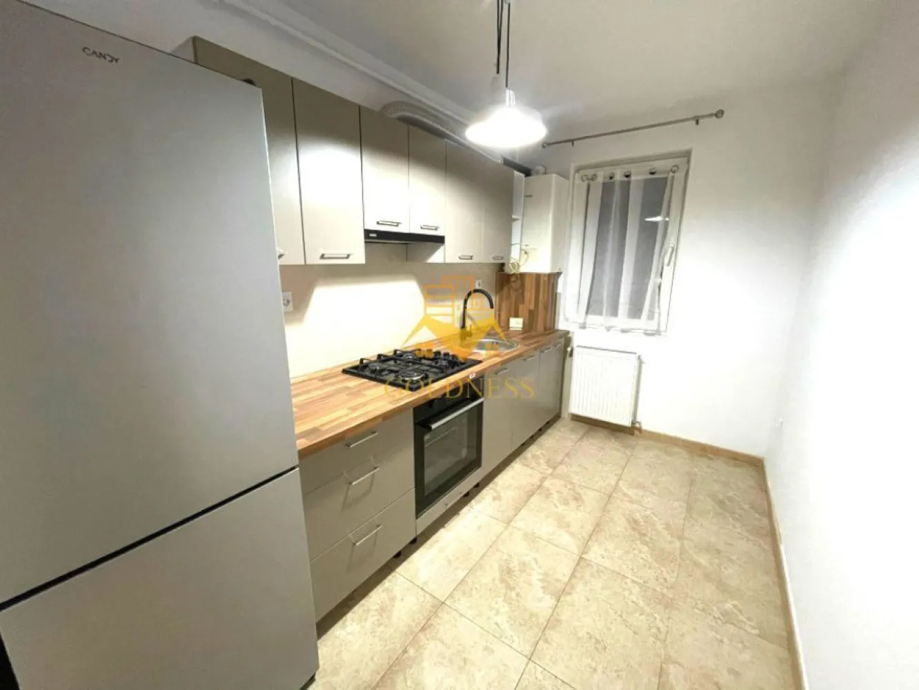 2 camere decomandate, parcare, AC, Pet Friendly, Vivo, Floresti - GOLDNESS Imobiliare vă propune spre închiriere un apartament cu 2 camere decomadate, complet mobilat și utilat, la etajul 3 într-un imobil de 3 etaje, în Zona Floresti.
Dispune de loc de parcare contracost 30 euro 💶 !
Se află în apropierea stațiilor de transport în comun, magazine, restaurante, spații verzi, farmacii, etc. 

Apartamentul este compartimentat astfel:
 - dormitor cu pat matrimonial, dressing, noptiere.
 - living canapea extensibilă, loc de servit masa, TV si spatiu de depozitare.
 - baie cu cada, calorifer port prosop și dulap pentru depozitare.
 - balcon de 5 mp.

Imobilul este dotat cu toate cele necesare- centrală proprie, mașină de spălat haine, frigider, aragaz, hotă, etc. 

Dacă sunteți interesați de acest apartament și doriți să îl vizionați, dar și pentru alte oferte nu ezitați să ne contactați telefonic sau prin e-mail. Vă stăm la dispoziție!

Pentru intermediere se percepe un comision de 50% din prețul chiriei!
