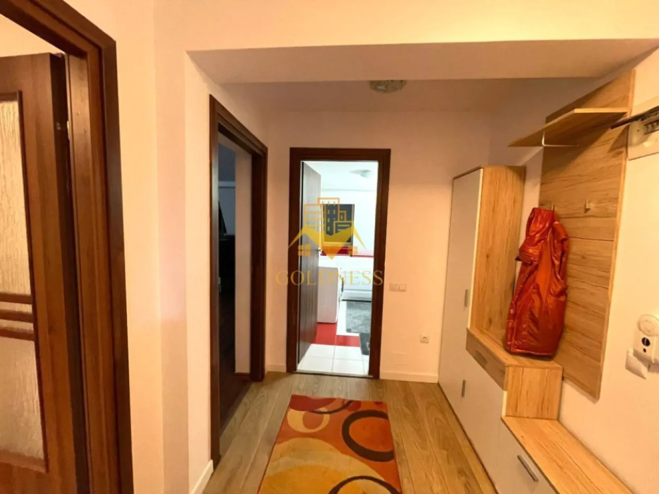 2 camere decomandate, parcare, AC, Pet Friendly, Vivo, Floresti - GOLDNESS Imobiliare vă propune spre închiriere un apartament cu 2 camere decomadate, complet mobilat și utilat, la etajul 3 într-un imobil de 3 etaje, în Zona Floresti.
Dispune de loc de parcare contracost 30 euro 💶 !
Se află în apropierea stațiilor de transport în comun, magazine, restaurante, spații verzi, farmacii, etc. 

Apartamentul este compartimentat astfel:
 - dormitor cu pat matrimonial, dressing, noptiere.
 - living canapea extensibilă, loc de servit masa, TV si spatiu de depozitare.
 - baie cu cada, calorifer port prosop și dulap pentru depozitare.
 - balcon de 5 mp.

Imobilul este dotat cu toate cele necesare- centrală proprie, mașină de spălat haine, frigider, aragaz, hotă, etc. 

Dacă sunteți interesați de acest apartament și doriți să îl vizionați, dar și pentru alte oferte nu ezitați să ne contactați telefonic sau prin e-mail. Vă stăm la dispoziție!

Pentru intermediere se percepe un comision de 50% din prețul chiriei!