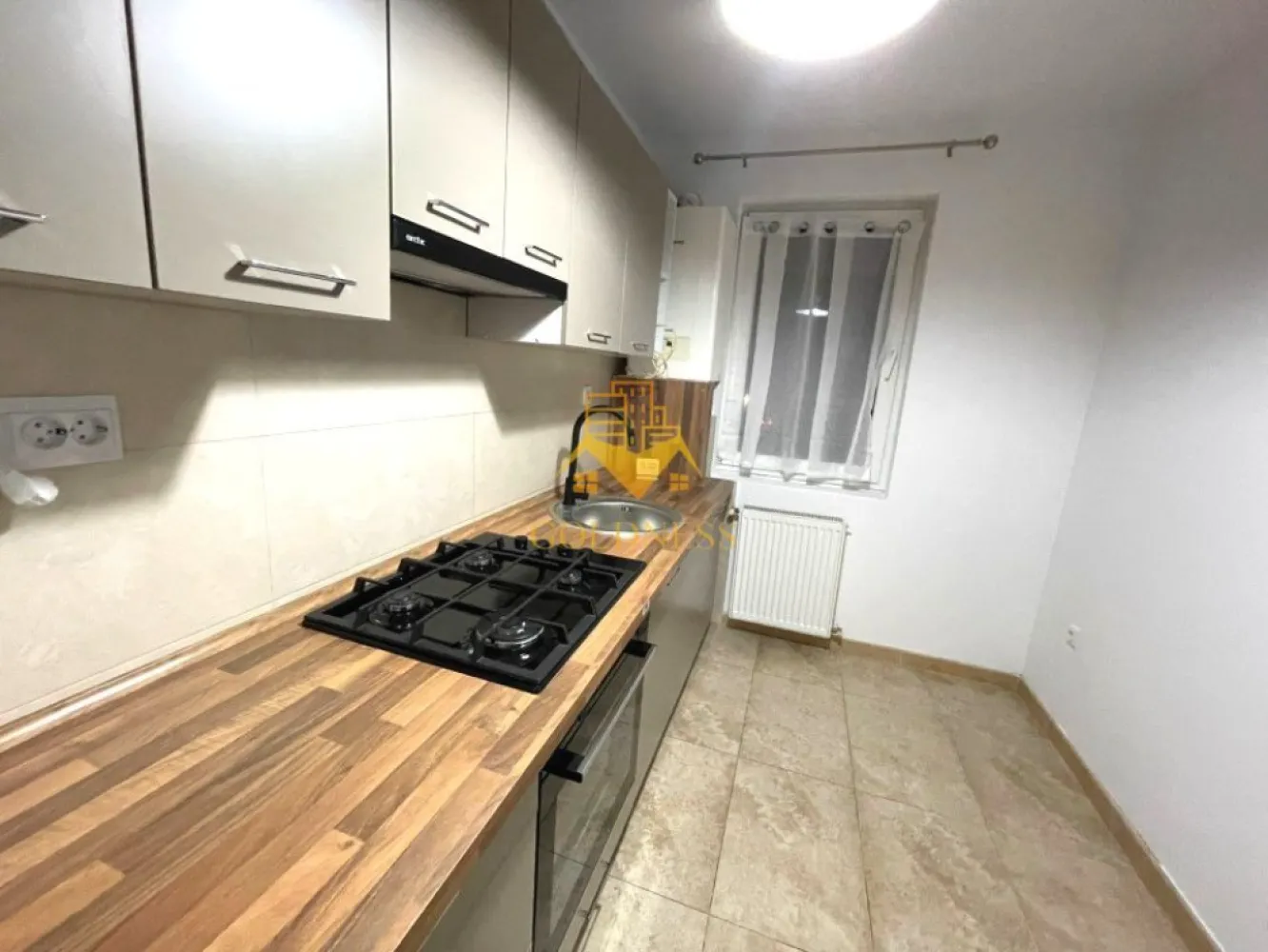2 camere decomandate, parcare, AC, Pet Friendly, Vivo, Floresti - GOLDNESS Imobiliare vă propune spre închiriere un apartament cu 2 camere decomadate, complet mobilat și utilat, la etajul 3 într-un imobil de 3 etaje, în Zona Floresti.
Dispune de loc de parcare contracost 30 euro 💶 !
Se află în apropierea stațiilor de transport în comun, magazine, restaurante, spații verzi, farmacii, etc. 

Apartamentul este compartimentat astfel:
 - dormitor cu pat matrimonial, dressing, noptiere.
 - living canapea extensibilă, loc de servit masa, TV si spatiu de depozitare.
 - baie cu cada, calorifer port prosop și dulap pentru depozitare.
 - balcon de 5 mp.

Imobilul este dotat cu toate cele necesare- centrală proprie, mașină de spălat haine, frigider, aragaz, hotă, etc. 

Dacă sunteți interesați de acest apartament și doriți să îl vizionați, dar și pentru alte oferte nu ezitați să ne contactați telefonic sau prin e-mail. Vă stăm la dispoziție!

Pentru intermediere se percepe un comision de 50% din prețul chiriei!