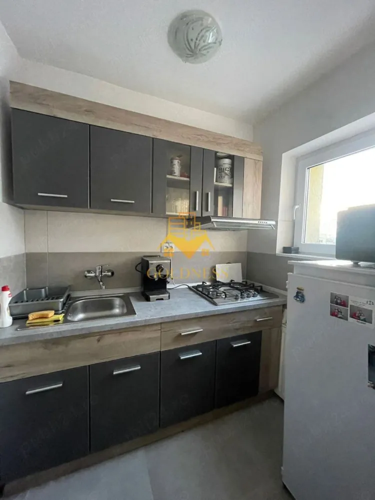 1 camera decomandată, Marasti, București, Lidl, Gorunului, The Office - GOLDNESS Imobiliare vă propune spre închiriere un apartament cu 1 camere complet mobilat și utilat, la etajul 4 într-un imobil de 4 etaje, în Cartierul Marasti. 
Se află în apropierea stațiilor de transport în comun, magazine, restaurante, spații verzi, farmacii, etc. 

Apartamentul este compartimentat astfel:
 - camera cu pat matrimonial, dressing, noptiere
 - bucătărie complet utilată și mobilată, loc de servit masa 
 - baie cu cabina de dus, calorifer port prosop și dulap pentru depozitare.
 - balcon închis 3mp

Imobilul este dotat cu toate cele necesare- centrală proprie, frigider, aragaz, hotă, mașină de spălat haine, etc. 

Dacă sunteți interesați de acest apartament și doriți să îl vizionați, dar și pentru alte oferte nu ezitați să ne contactați telefonic sau prin e-mail. Vă stăm la dispoziție!
Pentru intermediere se percepe un comision de 50% din prețul chiriei!