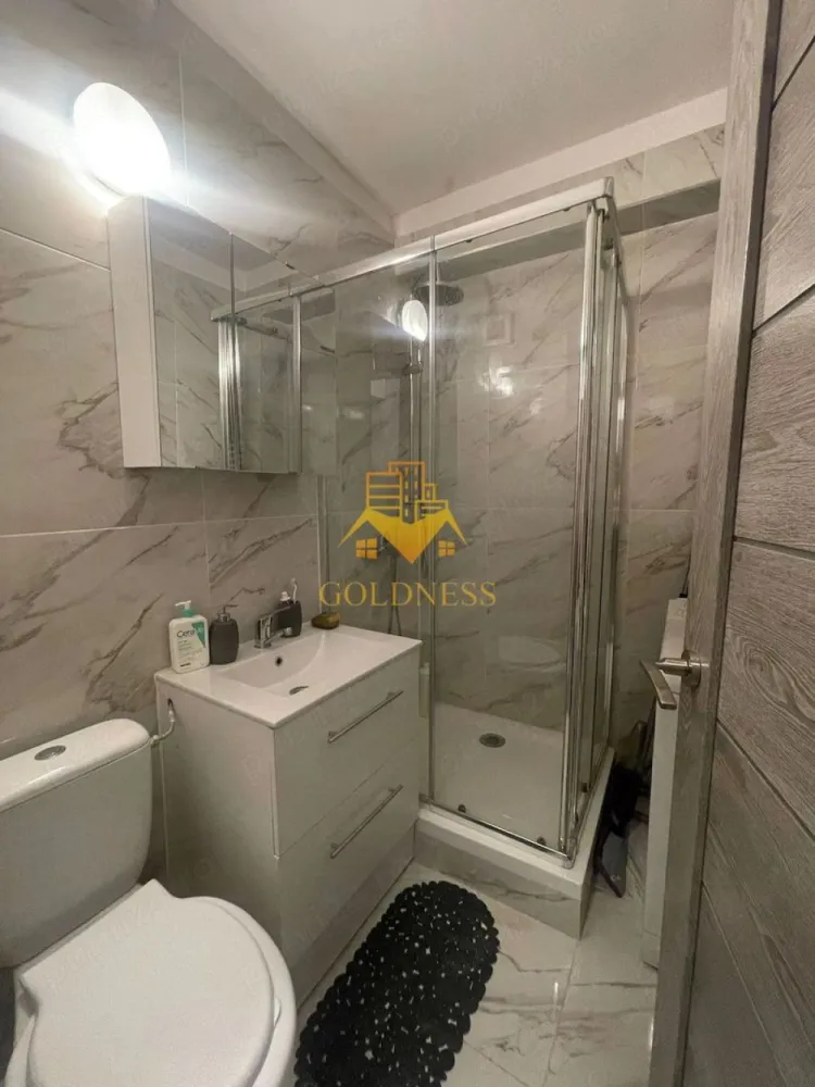 1 camera decomandată, Marasti, București, Lidl, Gorunului, The Office - GOLDNESS Imobiliare vă propune spre închiriere un apartament cu 1 camere complet mobilat și utilat, la etajul 4 într-un imobil de 4 etaje, în Cartierul Marasti. 
Se află în apropierea stațiilor de transport în comun, magazine, restaurante, spații verzi, farmacii, etc. 

Apartamentul este compartimentat astfel:
 - camera cu pat matrimonial, dressing, noptiere
 - bucătărie complet utilată și mobilată, loc de servit masa 
 - baie cu cabina de dus, calorifer port prosop și dulap pentru depozitare.
 - balcon închis 3mp

Imobilul este dotat cu toate cele necesare- centrală proprie, frigider, aragaz, hotă, mașină de spălat haine, etc. 

Dacă sunteți interesați de acest apartament și doriți să îl vizionați, dar și pentru alte oferte nu ezitați să ne contactați telefonic sau prin e-mail. Vă stăm la dispoziție!
Pentru intermediere se percepe un comision de 50% din prețul chiriei!
