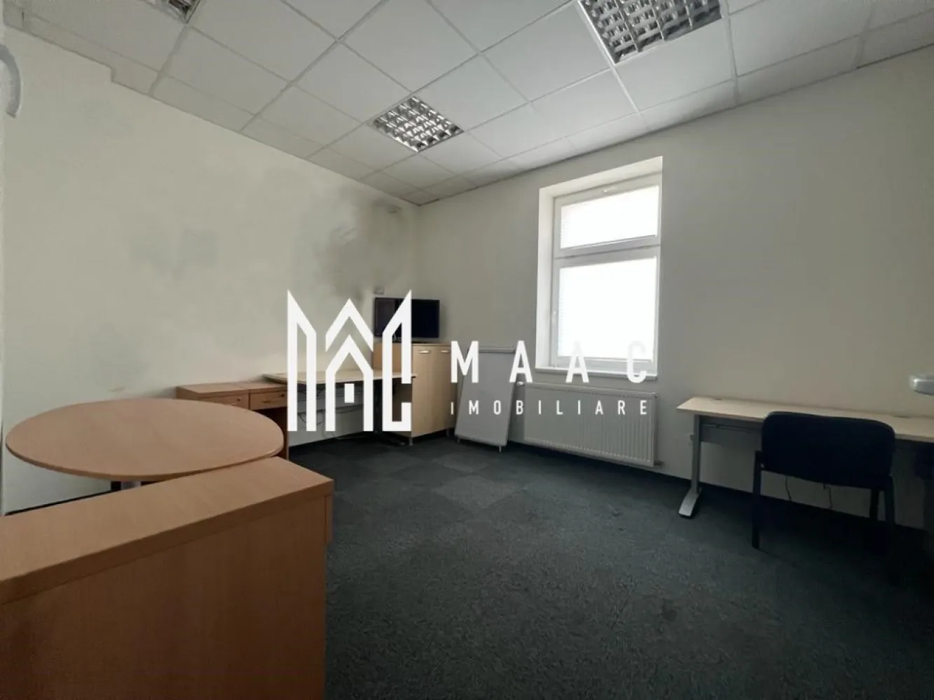 Cladire birouri I Parcare I Zona Sub Arini - MAAC IMOBILIARE propune atentiei dumneavoastra un imobil situat in proximitatea Parcului Sub Arini. Cu regim de inaltime D + P + M + P si clasa energetica A, proprietatea este folosita acum la activitati de birou si are o compartimentare eficienta: Demisol (92.27mp) -3 camere, 2 holuri, casa scarii, boxa, grup sanitar, camera tehnica Parter (101.28mp) - 4 incaperi spatioase, hol si casa scarii, 2 bai Mansardă (125.35mp) -open space, casa scarii cu hol, 2 bai, scara interioara pentru acces in podul de cca 50 mp. Terenul total - 470 mp, din care 320 mp curte libera in care sunt amenajate 6 locuri parcare (unul cu priza de incarcare masina electrica) si rasteluri pentru parcare de biciclete pentru 12 biciclete. Poarta pentru acces auto, automatizata; lift acces persoane cu dizabilitati; sistem supraveghere video; sistem control access; sisteme aer conditionat; usi interioare din aluminiu. Iluminatul interior este asigurat exclusiv cu corpuri de iluminat led; bransament curent trifazic + 25 kW. Sistem panouri fotovoltaice 21.75 kWp. Sistem Pompa de caldura si centrala termica Vissman integrate pentru incalzirea imobilului. Incalzitoare electrice pentru apa, la bai. Jaluzele montate in toate ramele ferestrelor. Dotari specifice activitatilor de birou-whiteboarduri generoase, montate pe peretii birourilor; ecran de proiectie retractabil, etc Se inchiriaza pe minim 12 luni. Pentru mai multe detalii precizati telefonic ca ati vazut anuntul cu ID:CP2818163 }}