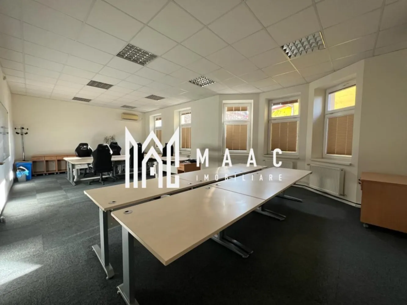 Cladire birouri I Parcare I Zona Sub Arini - MAAC IMOBILIARE propune atentiei dumneavoastra un imobil situat in proximitatea Parcului Sub Arini. Cu regim de inaltime D + P + M + P si clasa energetica A, proprietatea este folosita acum la activitati de birou si are o compartimentare eficienta: Demisol (92.27mp) -3 camere, 2 holuri, casa scarii, boxa, grup sanitar, camera tehnica Parter (101.28mp) - 4 incaperi spatioase, hol si casa scarii, 2 bai Mansardă (125.35mp) -open space, casa scarii cu hol, 2 bai, scara interioara pentru acces in podul de cca 50 mp. Terenul total - 470 mp, din care 320 mp curte libera in care sunt amenajate 6 locuri parcare (unul cu priza de incarcare masina electrica) si rasteluri pentru parcare de biciclete pentru 12 biciclete. Poarta pentru acces auto, automatizata; lift acces persoane cu dizabilitati; sistem supraveghere video; sistem control access; sisteme aer conditionat; usi interioare din aluminiu. Iluminatul interior este asigurat exclusiv cu corpuri de iluminat led; bransament curent trifazic + 25 kW. Sistem panouri fotovoltaice 21.75 kWp. Sistem Pompa de caldura si centrala termica Vissman integrate pentru incalzirea imobilului. Incalzitoare electrice pentru apa, la bai. Jaluzele montate in toate ramele ferestrelor. Dotari specifice activitatilor de birou-whiteboarduri generoase, montate pe peretii birourilor; ecran de proiectie retractabil, etc Se inchiriaza pe minim 12 luni. Pentru mai multe detalii precizati telefonic ca ati vazut anuntul cu ID:CP2818163 }}