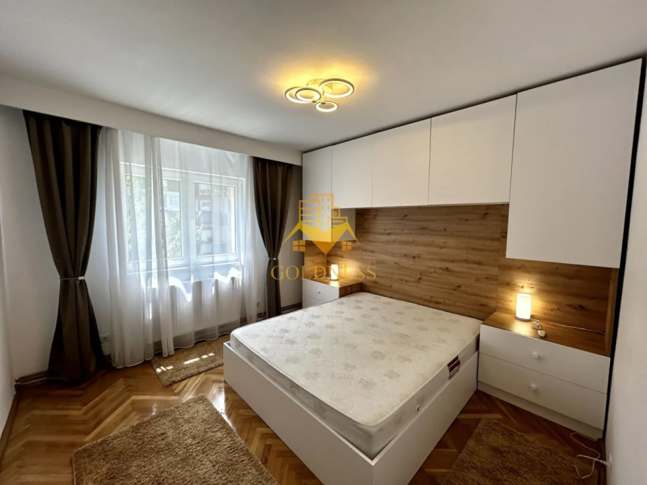 3 camere decomandate, UMF, USAMV, Regina Maria, Louis Pasteur, Zorilor - GOLDNESS Imobiliare vă propune spre închiriere un apartament cu 3 camere decomandate, complet mobilat și utilat, la etajul 3 într-un imobil de 4 etaje, în cartierul Zorilor
Este posibilitare de in zona
Apartamentul este compartimentat astfel:
 - un dormitor cu pat matrimonial, dressing, noptiere.
 - doua dormitoare cu canapele extensibile, dulapuri, birouri, comoda tv
 - 2 bai, una cu casa si una cu dus portabil, calorifer port prosop inox și dulap pentru depozitare.
 - bucătăria complet utilată si mobilata, loc de servit masa,
 - balcon de 5 mp.
 
Imobilul este dotat cu toate cele necesare- centrală proprie, frigider, aragaz, hotă, mașină de spălat haine si vase, etc. 

Dacă sunteți interesați de acest apartament și doriți să îl vizionați, dar și pentru alte oferte nu ezitați să ne contactați telefonic sau prin e-mail. Vă stăm la dispoziție!
Pentru intermediere se percepe un comision de 50% din prețul chiriei!