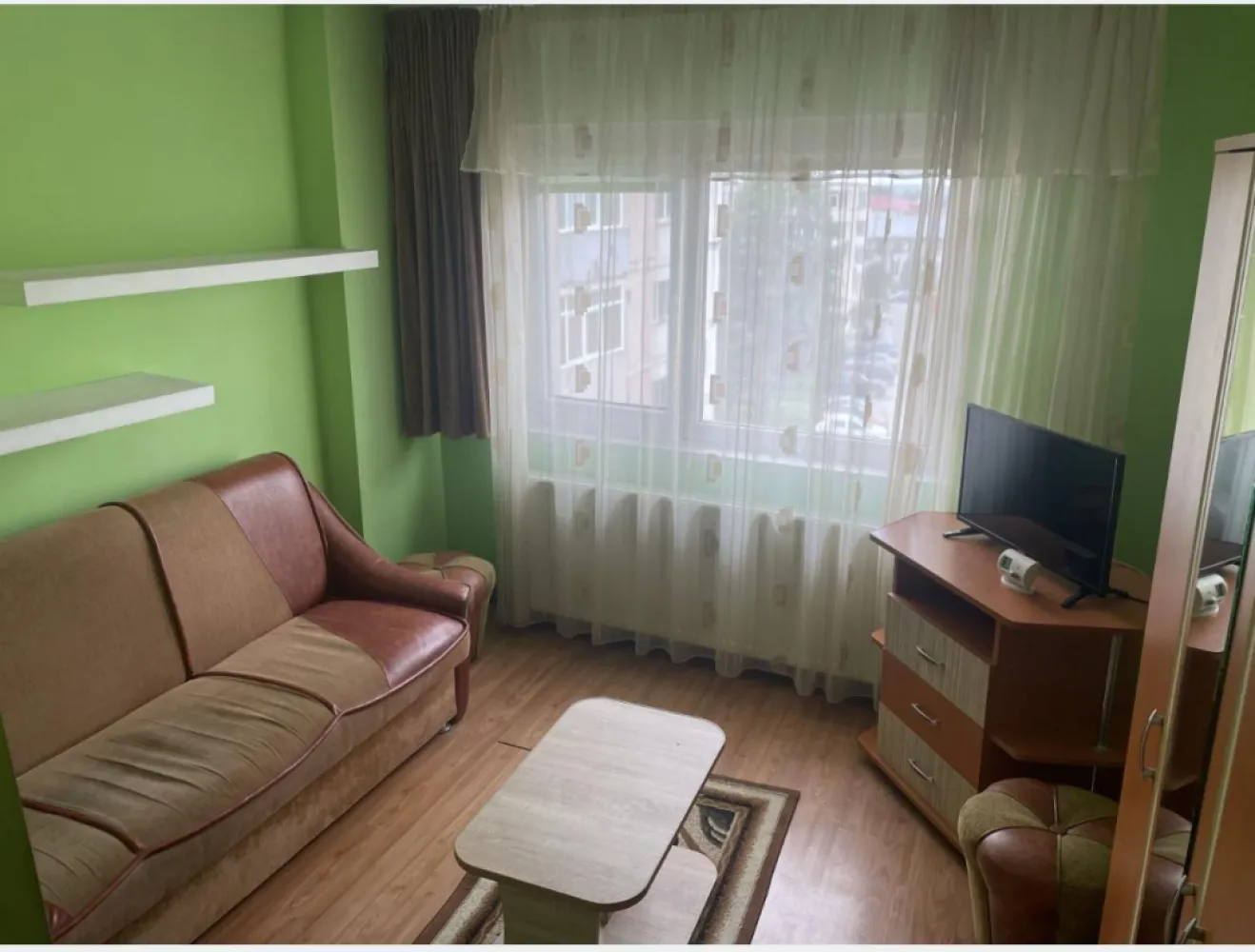 Apartament 2 camere - Apartament 2 camere, decomandat, central reper Penny, Lidl, AC , centrala gaze , teava individuala apa, se vinde mobilat sau nu.