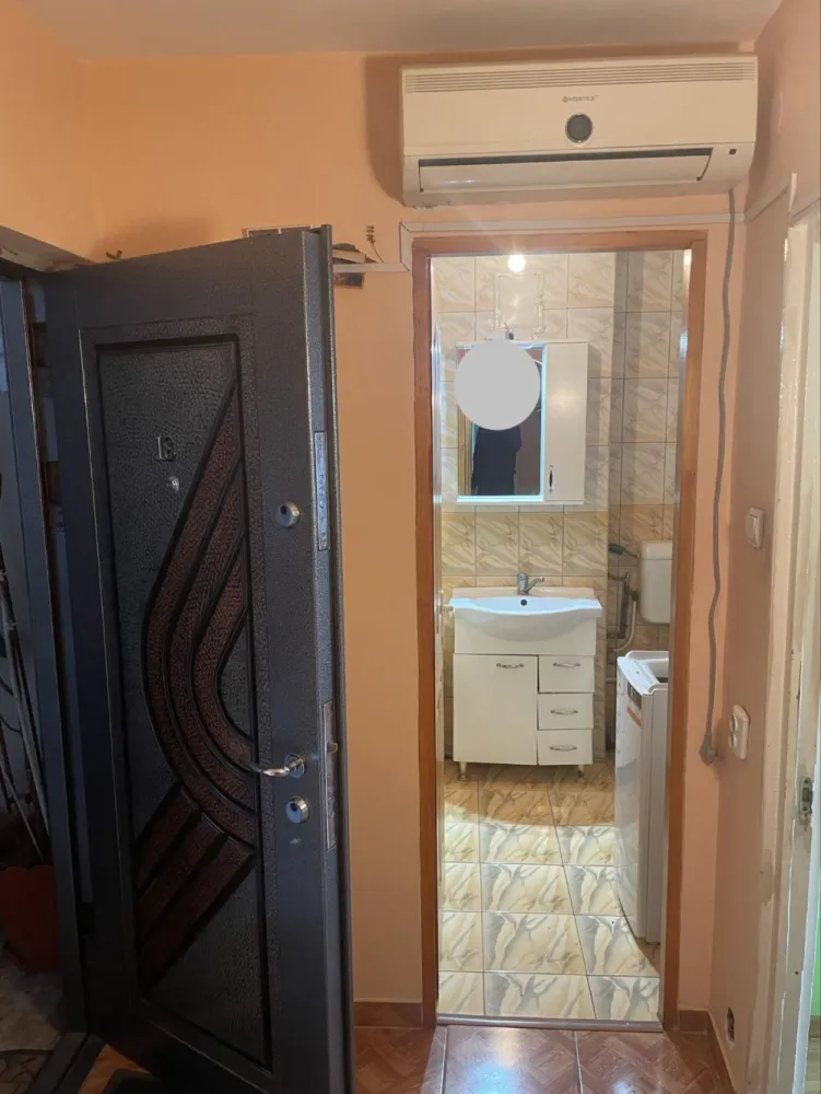 Apartament 2 camere - Apartament 2 camere, decomandat, central reper Penny, Lidl, AC , centrala gaze , teava individuala apa, se vinde mobilat sau nu.