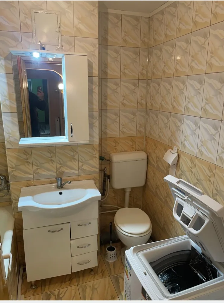 Apartament 2 camere - Apartament 2 camere, decomandat, central reper Penny, Lidl, AC , centrala gaze , teava individuala apa, se vinde mobilat sau nu.
