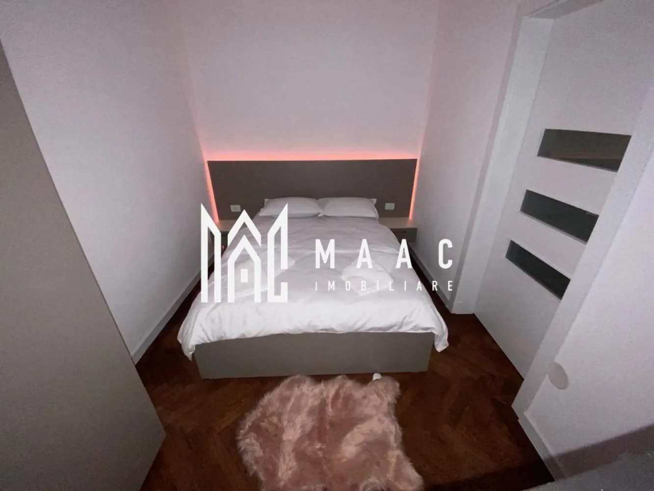 Apartament 2 camere | Renovat | Balcon | Cedonia - MAAC Imobiliare vă propune spre achiziție un apartament cu 2 camere nedecomandat, situat la etajul 4 al unui imobil cu acoperiș din țiglă, poziționat într-una dintre cele mai căutate zone ale orașului – Cedonia, chiar vizavi de Liceul Pedagogic. Proprietatea se remarcă printr-un design contemporan, finisaje de calitate și spații atent optimizate. Lumina naturală abundentă pune în valoare pardoseala din parchet de lemn, iar vederea spre grădină creează o atmosferă calmă și relaxantă. Apartamentul este alegerea ideală pentru un cuplu sau pentru o persoană care își dorește un spațiu modern, primitor și eficient compartimentat. Suprafață utilă: 36 mp Balcon: 3 mp Etaj: 4/4, cu acoperiș deasupra Stare: complet renovat, gata pentru mutare Locația este un real atu: Acces rapid la cinematografe, muzee, restaurante și zone de divertisment, iar parcurile din apropiere oferă spații verzi perfecte pentru plimbări și relaxare. Transportul în comun este la doar câțiva pași, facilitând deplasările rapide în orice direcție a orașului. Dacă îți dorești un apartament modern, luminos și excelent poziționat, te invităm să programezi o vizionare. MAAC Imobiliare – găsim locul potrivit pentru tine. ID: CP2817289. }}