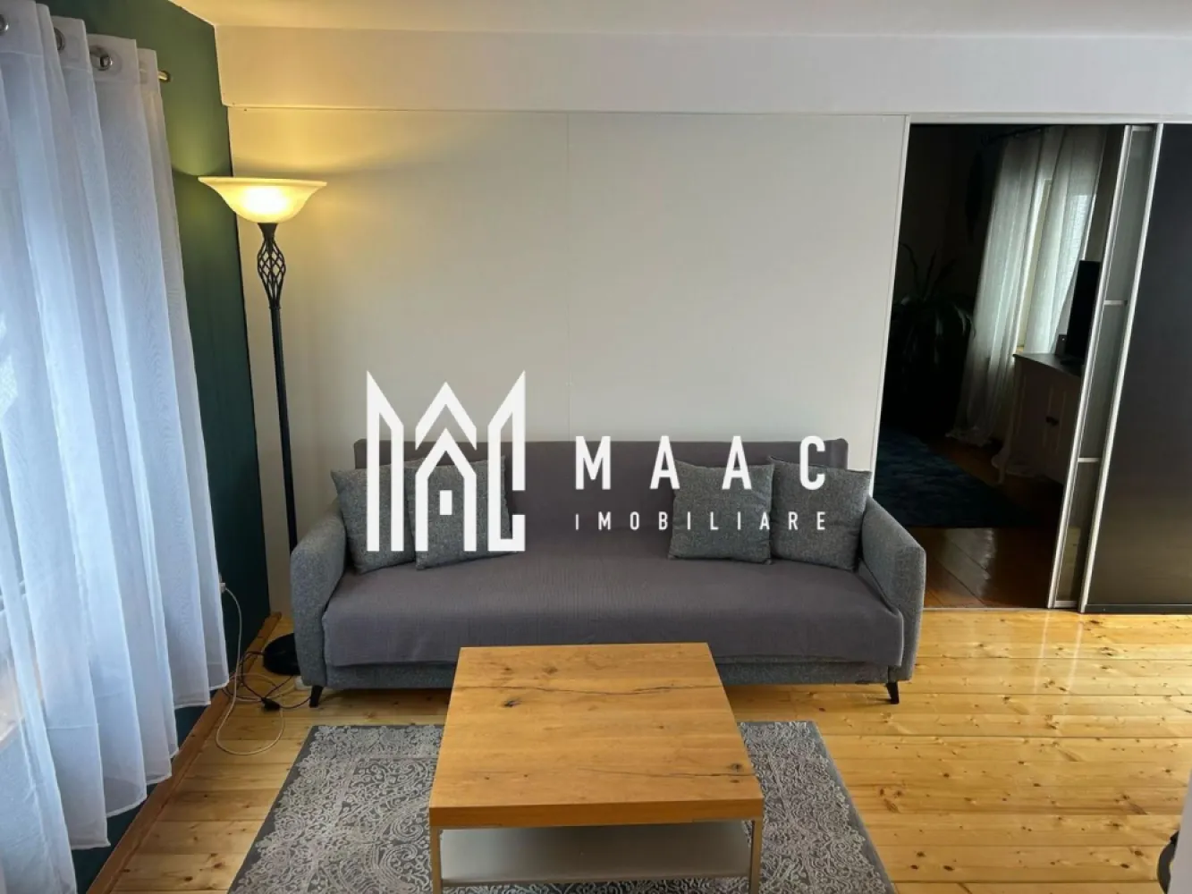Apartament 2 camere | Terasa | Curte | Modern | Central - MAAC Imobiliare propune atentiei dumneavoastra un apartament cu 2 camere modern, complet mobilat si utilat, in zona Centrala (la 3 minute de inima orasului Sibiu - Piata Mare). Locuinta este situata etajul 1 al unui imobil de tip casa si este alcatuita din living cu bucatarie open space, dormitor, baie si terasa. Accesul este privat, imobilul se afla intr-o curte cu supraveghere video. Contoare separate la apa, gaz si curent, conexiune rapida internet. Finisaje si mobilier de calitate buna, ambient placut. Se percepe o chirie in avans si garantie in cuantumul unei chirii lunare. Se inchiriaza pe o perioada de minim 12 luni. Nu se accepta cu animale de companie. Disponibil din 6 ianuarie 2026. Pentru mai multe detalii sau pentru a programa o vizionare, va rugam specificati telefonic ID: CP2817191 }}