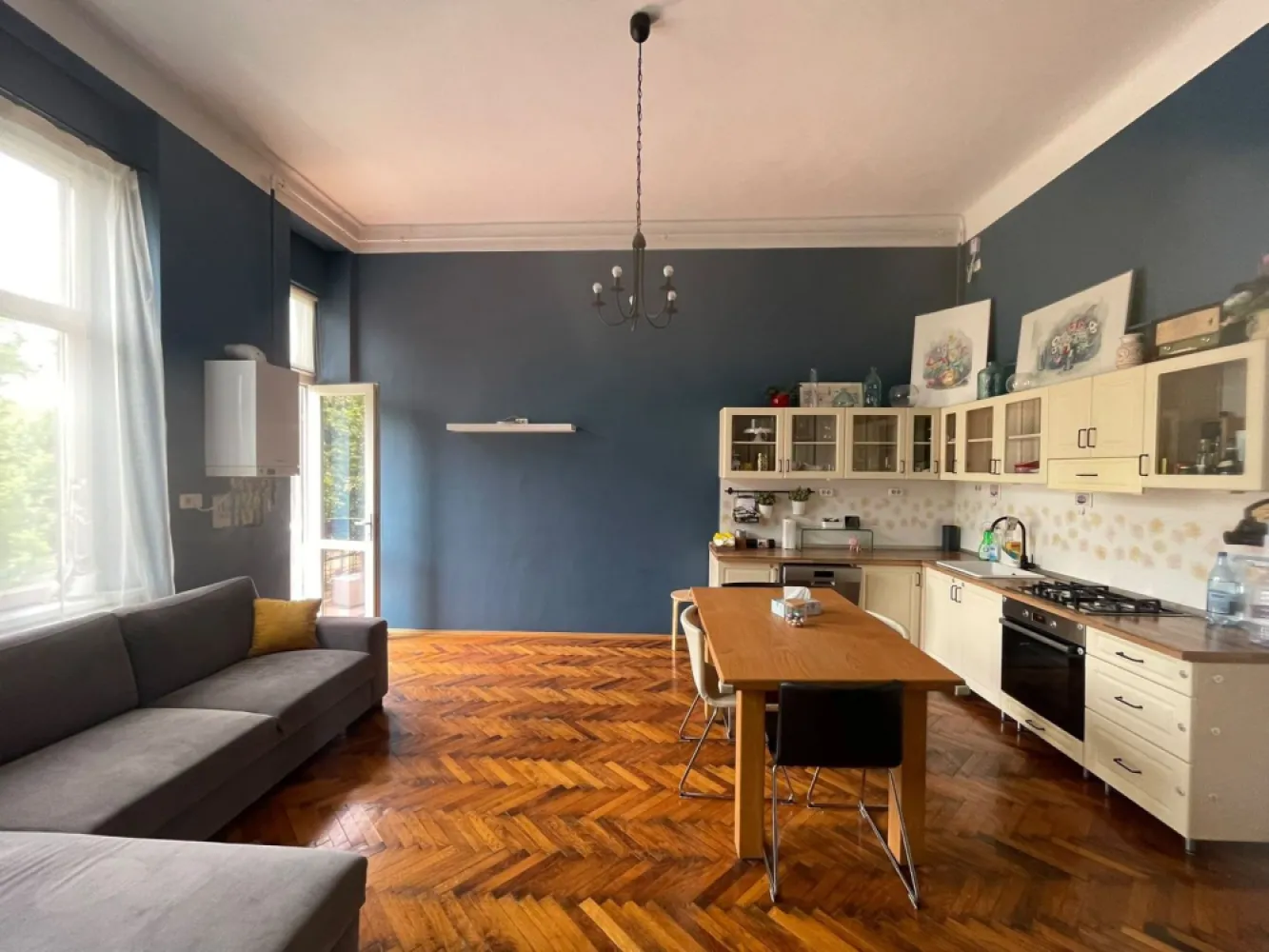 Apartament premium lângă Universitatea din Oradea | Vedere spre parc - Apartament deosebit în centrul Oradiei | 62 mp | Vedere spre parc | Imediat ocupabil

Dacă îți dorești un apartament cu personalitate, într-una dintre cele mai căutate zone ale Oradiei, această proprietate merită văzută.

Situat în imediata apropiere a Universității din Oradea, Bibliotecii Județene și Pieței Unirii, apartamentul este ideal atât pentru locuit, cât și pentru investiție.

Unul dintre cele mai mari avantaje este vederea integrală spre parc – atât livingul, dormitorul, cât și balconul sunt orientate către spațiul verde, oferind lumină naturală și o atmosferă liniștită. În plus, Parcul Bălcescu va beneficia de o renovare completă în 2026.

Caracteristici principale:

62 mp utili + balcon;
tavan înalt de 3,80 m;
parchet original din stejar, restaurat;
clădire solidă, cu pereți de 60 cm, fără igrasie;
renovat complet în 2021 (instalații electrice și sanitare noi);
centrală termică Viessmann;
living cu bucătărie open-space, dormitor cu lojă, baie cu ieșire pe terasă, dressing/depozitare;
două căi de acces;
teren de 99 mp;
spațiu de depozitare în curte (~20 mp).

Apartamentul se vinde exact cum se prezintă în fotografii, parțial mobilat și utilat, fiind imediat ocupabil, fără investiții suplimentare.

Preț: 124.900 € (negociabil)

Comision 0 pt cumparator!

Sorin Gligor
Telefon: 0731 290 032