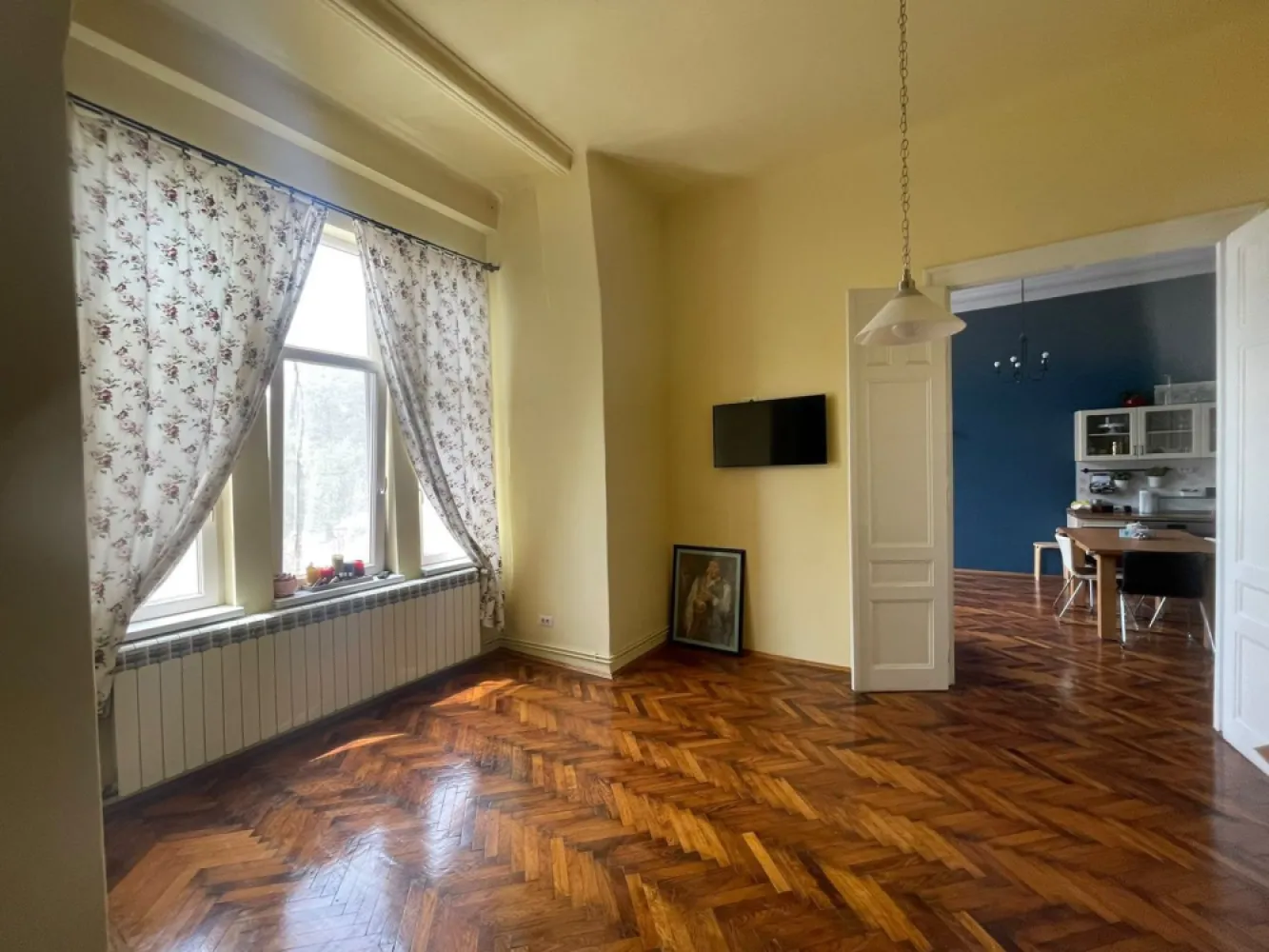 Apartament premium lângă Universitatea din Oradea | Vedere spre parc - Apartament deosebit în centrul Oradiei | 62 mp | Vedere spre parc | Imediat ocupabil

Dacă îți dorești un apartament cu personalitate, într-una dintre cele mai căutate zone ale Oradiei, această proprietate merită văzută.

Situat în imediata apropiere a Universității din Oradea, Bibliotecii Județene și Pieței Unirii, apartamentul este ideal atât pentru locuit, cât și pentru investiție.

Unul dintre cele mai mari avantaje este vederea integrală spre parc – atât livingul, dormitorul, cât și balconul sunt orientate către spațiul verde, oferind lumină naturală și o atmosferă liniștită. În plus, Parcul Bălcescu va beneficia de o renovare completă în 2026.

Caracteristici principale:

62 mp utili + balcon;
tavan înalt de 3,80 m;
parchet original din stejar, restaurat;
clădire solidă, cu pereți de 60 cm, fără igrasie;
renovat complet în 2021 (instalații electrice și sanitare noi);
centrală termică Viessmann;
living cu bucătărie open-space, dormitor cu lojă, baie cu ieșire pe terasă, dressing/depozitare;
două căi de acces;
teren de 99 mp;
spațiu de depozitare în curte (~20 mp).

Apartamentul se vinde exact cum se prezintă în fotografii, parțial mobilat și utilat, fiind imediat ocupabil, fără investiții suplimentare.

Preț: 124.900 € (negociabil)

Comision 0 pt cumparator!

Sorin Gligor
Telefon: 0731 290 032