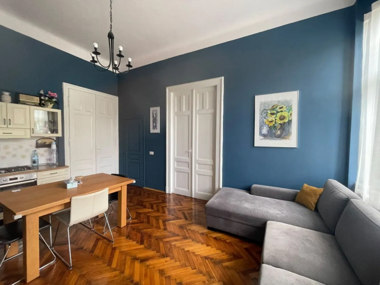 Apartament premium lângă Universitatea din Oradea | Vedere spre parc - Apartament deosebit în centrul Oradiei | 62 mp | Vedere spre parc | Imediat ocupabil

Dacă îți dorești un apartament cu personalitate, într-una dintre cele mai căutate zone ale Oradiei, această proprietate merită văzută.

Situat în imediata apropiere a Universității din Oradea, Bibliotecii Județene și Pieței Unirii, apartamentul este ideal atât pentru locuit, cât și pentru investiție.

Unul dintre cele mai mari avantaje este vederea integrală spre parc – atât livingul, dormitorul, cât și balconul sunt orientate către spațiul verde, oferind lumină naturală și o atmosferă liniștită. În plus, Parcul Bălcescu va beneficia de o renovare completă în 2026.

Caracteristici principale:

62 mp utili + balcon;
tavan înalt de 3,80 m;
parchet original din stejar, restaurat;
clădire solidă, cu pereți de 60 cm, fără igrasie;
renovat complet în 2021 (instalații electrice și sanitare noi);
centrală termică Viessmann;
living cu bucătărie open-space, dormitor cu lojă, baie cu ieșire pe terasă, dressing/depozitare;
două căi de acces;
teren de 99 mp;
spațiu de depozitare în curte (~20 mp).

Apartamentul se vinde exact cum se prezintă în fotografii, parțial mobilat și utilat, fiind imediat ocupabil, fără investiții suplimentare.

Preț: 124.900 € (negociabil)

Comision 0 pt cumparator!

Sorin Gligor
Telefon: 0731 290 032
