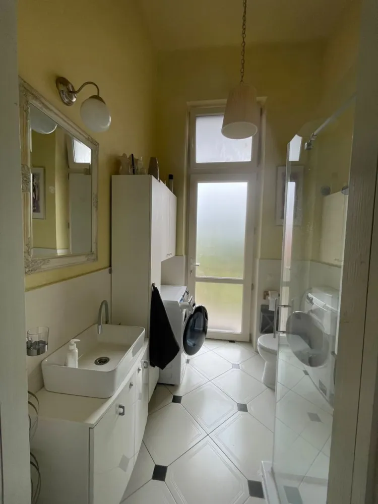 Apartament premium lângă Universitatea din Oradea | Vedere spre parc - Apartament deosebit în centrul Oradiei | 62 mp | Vedere spre parc | Imediat ocupabil

Dacă îți dorești un apartament cu personalitate, într-una dintre cele mai căutate zone ale Oradiei, această proprietate merită văzută.

Situat în imediata apropiere a Universității din Oradea, Bibliotecii Județene și Pieței Unirii, apartamentul este ideal atât pentru locuit, cât și pentru investiție.

Unul dintre cele mai mari avantaje este vederea integrală spre parc – atât livingul, dormitorul, cât și balconul sunt orientate către spațiul verde, oferind lumină naturală și o atmosferă liniștită. În plus, Parcul Bălcescu va beneficia de o renovare completă în 2026.

Caracteristici principale:

62 mp utili + balcon;
tavan înalt de 3,80 m;
parchet original din stejar, restaurat;
clădire solidă, cu pereți de 60 cm, fără igrasie;
renovat complet în 2021 (instalații electrice și sanitare noi);
centrală termică Viessmann;
living cu bucătărie open-space, dormitor cu lojă, baie cu ieșire pe terasă, dressing/depozitare;
două căi de acces;
teren de 99 mp;
spațiu de depozitare în curte (~20 mp).

Apartamentul se vinde exact cum se prezintă în fotografii, parțial mobilat și utilat, fiind imediat ocupabil, fără investiții suplimentare.

Preț: 124.900 € (negociabil)

Comision 0 pt cumparator!

Sorin Gligor
Telefon: 0731 290 032