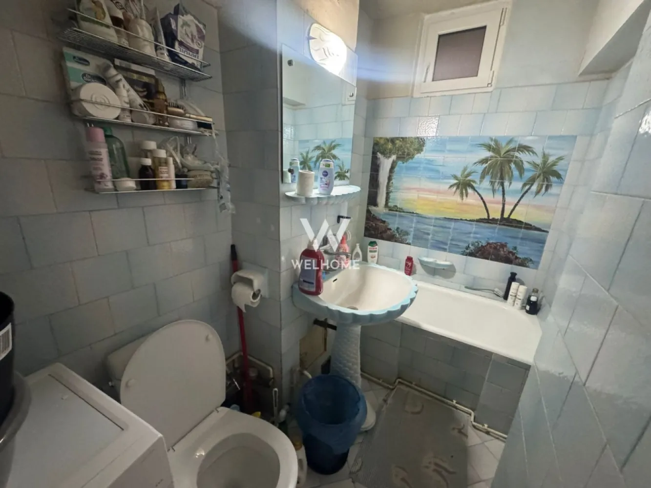 Apartament Calea Dumbravii/Mihai Viteazu, Sibiu - Va oferim spre vanzare un apartament spatios, cu 2 camere, pe Calea Dumbravii, colt cu Mihai Viteazu(piata Aurel Vlaicu), vis-a-vis de Facultatea de Drept. Apartamentul este situat la etajul 5, intr-un bloc cu 7 etaje. Necesita renovare, insa este foarte bine compartimentat si luminos, avand potential sa fie transformat in 3 camere. Compartimentare: Hol spatios, living, bucatarie cu iesire pe balcon (inchis), dormitor, baie Suprafata utila: 65mp Avantaje: locatie premium, ideal atat pentru locuit cat si pentru investitie, pivnita, bloc recent izolat exterior, lift nou, Pret: 153000 euro cash sau credit bancar Detalii si vizionari: 0752.088.381- Roxana }}