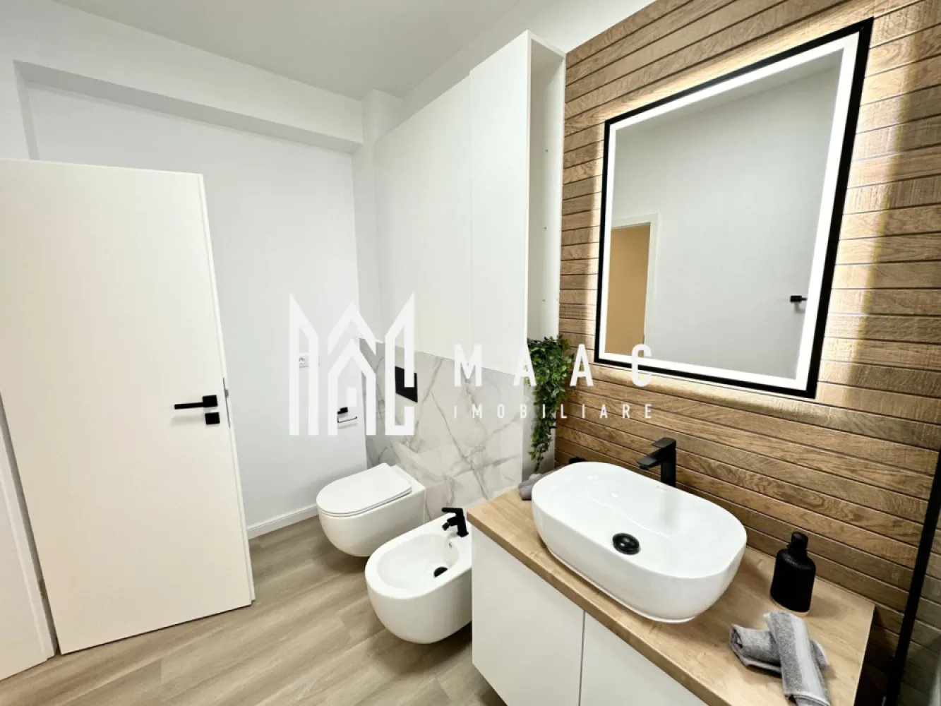 Apartament 2 camere | 53,55 MPU | Balcon | Loc de parcare - MAAC Imobiliare vă propune spre vânzare un apartament cu 2 camere în Sibiu, situat în Ansamblul Rezidențial DaVinci, într-o zonă aerisită, cu acces rapid către Zona Industrială Vest și principalele puncte de interes din oraș. Apartamentul are suprafață utilă de 53,55 mp și balcon tip logie de 7,29 mp, orientat spre sud, oferind lumină naturală pe tot parcursul zilei. Locuința este potrivită atât pentru locuit, cât și pentru investiție imobiliară în Sibiu. Detalii apartament Suprafață utilă: 53,55 mp Balcon: 7,29 mp Încălzire în pardoseală Compartimentare practică Vedere deschisă Loc de parcare inclus Compartimentare Hol de acces Living Bucătărie Dormitor Baie Balcon Opțiuni de predare Apartamentul poate fi predat în funcție de preferințele cumpărătorului, existând mai multe variante disponibile: Predare la alb – finisaje de bază realizate, pregătit pentru personalizarea interioară Predare la cheie – complet finisat, gata pentru mutare Predare complet mobilat și utilat – locuință pregătită pentru mutare imediată sau pentru investiție în închiriere A. Locație avantajoasă pentru un apartament nou în Sibiu Acces rapid către Zona Industrială Vest Conexiune rapidă către principalele artere ale orașului Zonă rezidențială aerisită, ferită de trafic intens Acces facil către magazine, servicii și zone comerciale Timp redus de deplasare către locul de muncă sau centrul orașului B. Eficiență energetică și dotări Încălzire în pardoseală Centrală termică în condensare Tâmplărie PVC cu 5 camere și 3 foi de sticlă Jaluzele electrice exterioare Aer condiționat inclus Balcon finisat cu granit și balustradă din sticlă securizată Izolație exterioară cu vată bazaltică Casa scării placată cu granit Fațadă decorată cu larice siberian și piatră naturală C. Spații verzi și confort în ansamblu 45% din suprafață destinată spațiilor verzi Sistem automatizat de irigație Arbori ornamentali maturi Vedere panoramică spre munți Orientare sudică pentru balcoane 4 căi de acces în ansamblu Locuri de joacă pentru copii Drumuri complet pavate Locuri de parcare incluse Ansamblu rezidențial cu densitate redusă a construcțiilor Pentru informații suplimentare, menționează codul ID: CP2956277 }}