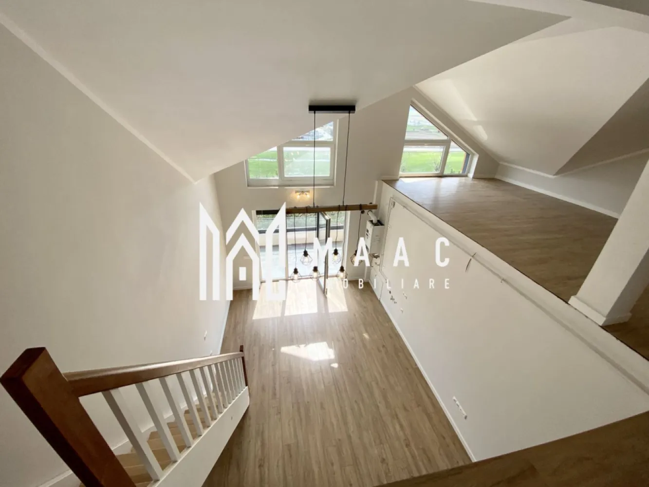 Apartament 4 camere | 133 MP | Parcare | Cartier rezidential - MAAC Imobiliare vă propune spre vânzare apartament cu terasă situat în Sibiu Apartament spațios, amplasat într-un complex rezidențial cu densitate redusă de construcții și suprafețe mari de spații verzi. Proprietatea este potrivită pentru locuire sau investiție, fiind situată într-o zonă cu acces rapid către zona industrială vest și centrul orașului Sibiu. Menționăm că fotografiile prezentate sunt orientative și ilustrează varianta de predare finisată la cheie, disponibilă opțional. Caracteristici apartament Suprafață utilă: 133.5 mp Terasă de 12.84 mp cu vedere către munți Apartament situat la etajul 2 într-un imobil cu regim redus de înălțime Living cu înălțime de 5.6 m 3 băi Orientare sudică – lumină naturală pe tot parcursul zilei Încălzire în pardoseală pe toată suprafața Jaluzele electrice exterioare Izolație cu vată bazaltică pentru eficiență energetică Terasă cu balustradă din sticlă securizată și sistem de drenaj Loc de parcare inclus Spații comune și finisaje Casa scării placată cu granit Spații comune finisate la standard ridicat Acces securizat în imobil Avantaje ale ansamblului rezidențial DaVinci Homes Aproximativ 45% din suprafață destinată spațiilor verzi Fațade cu larice siberian și piatră naturală Locuri de joacă pentru copii amenajate 4 căi de acces către ansamblu, pentru circulație mai ușoară Zonă aerisită, cu priveliște către munți Opțiuni de predare Apartamentul poate fi predat în funcție de preferințele cumpărătorului, existând mai multe variante disponibile: Predare la alb – finisaje de bază realizate, pregătit pentru personalizarea interioară Predare la cheie – complet finisat, gata pentru mutare Predare complet mobilat și utilat – locuință pregătită pentru mutare imediată sau pentru investiție în închiriere Pentru mai multe detalii precizati telefonic ca ati vazut anuntul cu ID: CP2956274 }}