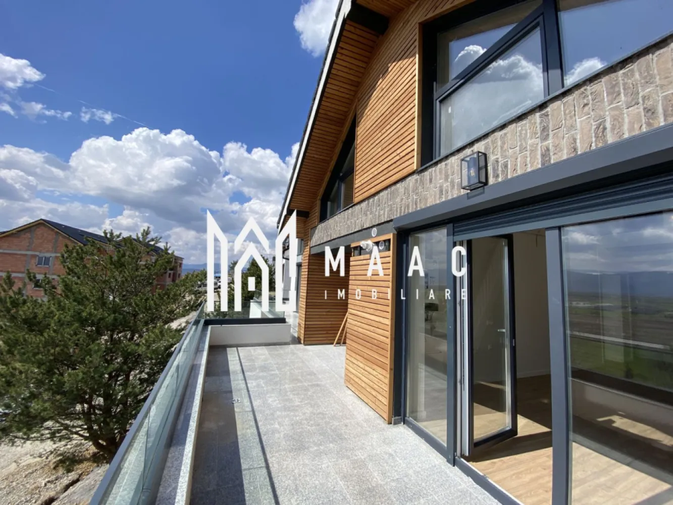 Apartament 4 camere | 133 MP | Parcare | Cartier rezidential - MAAC Imobiliare vă propune spre vânzare apartament cu terasă situat în Sibiu Apartament spațios, amplasat într-un complex rezidențial cu densitate redusă de construcții și suprafețe mari de spații verzi. Proprietatea este potrivită pentru locuire sau investiție, fiind situată într-o zonă cu acces rapid către zona industrială vest și centrul orașului Sibiu. Menționăm că fotografiile prezentate sunt orientative și ilustrează varianta de predare finisată la cheie, disponibilă opțional. Caracteristici apartament Suprafață utilă: 133.5 mp Terasă de 12.84 mp cu vedere către munți Apartament situat la etajul 2 într-un imobil cu regim redus de înălțime Living cu înălțime de 5.6 m 3 băi Orientare sudică – lumină naturală pe tot parcursul zilei Încălzire în pardoseală pe toată suprafața Jaluzele electrice exterioare Izolație cu vată bazaltică pentru eficiență energetică Terasă cu balustradă din sticlă securizată și sistem de drenaj Loc de parcare inclus Spații comune și finisaje Casa scării placată cu granit Spații comune finisate la standard ridicat Acces securizat în imobil Avantaje ale ansamblului rezidențial DaVinci Homes Aproximativ 45% din suprafață destinată spațiilor verzi Fațade cu larice siberian și piatră naturală Locuri de joacă pentru copii amenajate 4 căi de acces către ansamblu, pentru circulație mai ușoară Zonă aerisită, cu priveliște către munți Opțiuni de predare Apartamentul poate fi predat în funcție de preferințele cumpărătorului, existând mai multe variante disponibile: Predare la alb – finisaje de bază realizate, pregătit pentru personalizarea interioară Predare la cheie – complet finisat, gata pentru mutare Predare complet mobilat și utilat – locuință pregătită pentru mutare imediată sau pentru investiție în închiriere Pentru mai multe detalii precizati telefonic ca ati vazut anuntul cu ID: CP2956274 }}