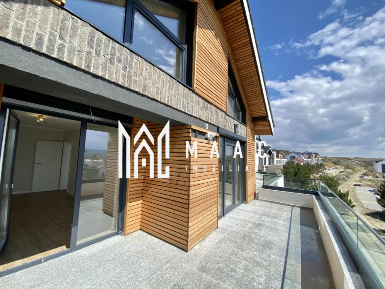 Apartament 4 camere | 133 MP | Parcare | Cartier rezidential - MAAC Imobiliare vă propune spre vânzare apartament cu terasă situat în Sibiu Apartament spațios, amplasat într-un complex rezidențial cu densitate redusă de construcții și suprafețe mari de spații verzi. Proprietatea este potrivită pentru locuire sau investiție, fiind situată într-o zonă cu acces rapid către zona industrială vest și centrul orașului Sibiu. Menționăm că fotografiile prezentate sunt orientative și ilustrează varianta de predare finisată la cheie, disponibilă opțional. Caracteristici apartament Suprafață utilă: 133.5 mp Terasă de 12.84 mp cu vedere către munți Apartament situat la etajul 2 într-un imobil cu regim redus de înălțime Living cu înălțime de 5.6 m 3 băi Orientare sudică – lumină naturală pe tot parcursul zilei Încălzire în pardoseală pe toată suprafața Jaluzele electrice exterioare Izolație cu vată bazaltică pentru eficiență energetică Terasă cu balustradă din sticlă securizată și sistem de drenaj Loc de parcare inclus Spații comune și finisaje Casa scării placată cu granit Spații comune finisate la standard ridicat Acces securizat în imobil Avantaje ale ansamblului rezidențial DaVinci Homes Aproximativ 45% din suprafață destinată spațiilor verzi Fațade cu larice siberian și piatră naturală Locuri de joacă pentru copii amenajate 4 căi de acces către ansamblu, pentru circulație mai ușoară Zonă aerisită, cu priveliște către munți Opțiuni de predare Apartamentul poate fi predat în funcție de preferințele cumpărătorului, existând mai multe variante disponibile: Predare la alb – finisaje de bază realizate, pregătit pentru personalizarea interioară Predare la cheie – complet finisat, gata pentru mutare Predare complet mobilat și utilat – locuință pregătită pentru mutare imediată sau pentru investiție în închiriere Pentru mai multe detalii precizati telefonic ca ati vazut anuntul cu ID: CP2956274 }}