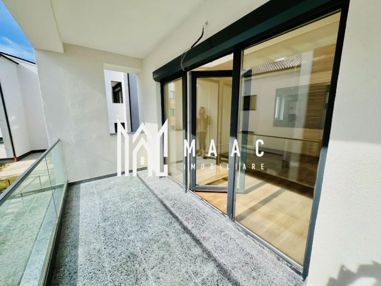Apartament 2 camere I 52.60 mp I Balcon I Parcare - Apartament 2 camere de vânzare Sibiu – 52,6 mp utili, logie 18,46 mp – DaVinci Homes – loc de parcare inclus MAAC Imobiliare vă propune spre vânzare un apartament cu 2 camere, situat în cartierul rezidențial DaVinci Homes, în zona de Vest a orașului Sibiu. Locuința este amplasată într-un ansamblu rezidențial aerisit, cu suprafețe generoase de spații verzi și acces rapid către zona industrială Vest, centre comerciale și principalele puncte de interes din oraș. Caracteristici apartament Suprafață utilă: 52,6 mp Balcon: 18,46 mp, cu orientare sudică Compartimentare practică, cu spații de depozitare Încălzire în pardoseală Priveliște panoramică Izolație exterioară cu vată bazaltică Balcon realizat cu sticlă securizată Casa scării placată cu granit Terasă cu hidroizolație și sistem de drenaj Loc de parcare inclus în preț Beneficii ale ansamblului rezidențial 45% din suprafață destinată spațiilor verzi Arhitectură realizată cu larice siberian și piatră naturală 4 locuri de joacă pentru copii Teren de fotbal Cartier aerisit, cu ocupare redusă a terenului (25% construcție) Localizare 4 minute de Zona Industrială Vest și Metro 15 minute de Centrul Istoric Sibiu Acces rapid către drumurile principale ale orașului Opțiuni de predare Apartamentul poate fi predat în funcție de preferințele cumpărătorului, existând mai multe variante disponibile: Predare la alb – finisaje de bază realizate, pregătit pentru personalizarea interioară Predare la cheie – complet finisat, gata pentru mutare Predare complet mobilat și utilat – locuință pregătită pentru mutare imediată sau pentru investiție în închiriere Pentru mai multe detalii, menționați telefonic ID: CP2956270 }}