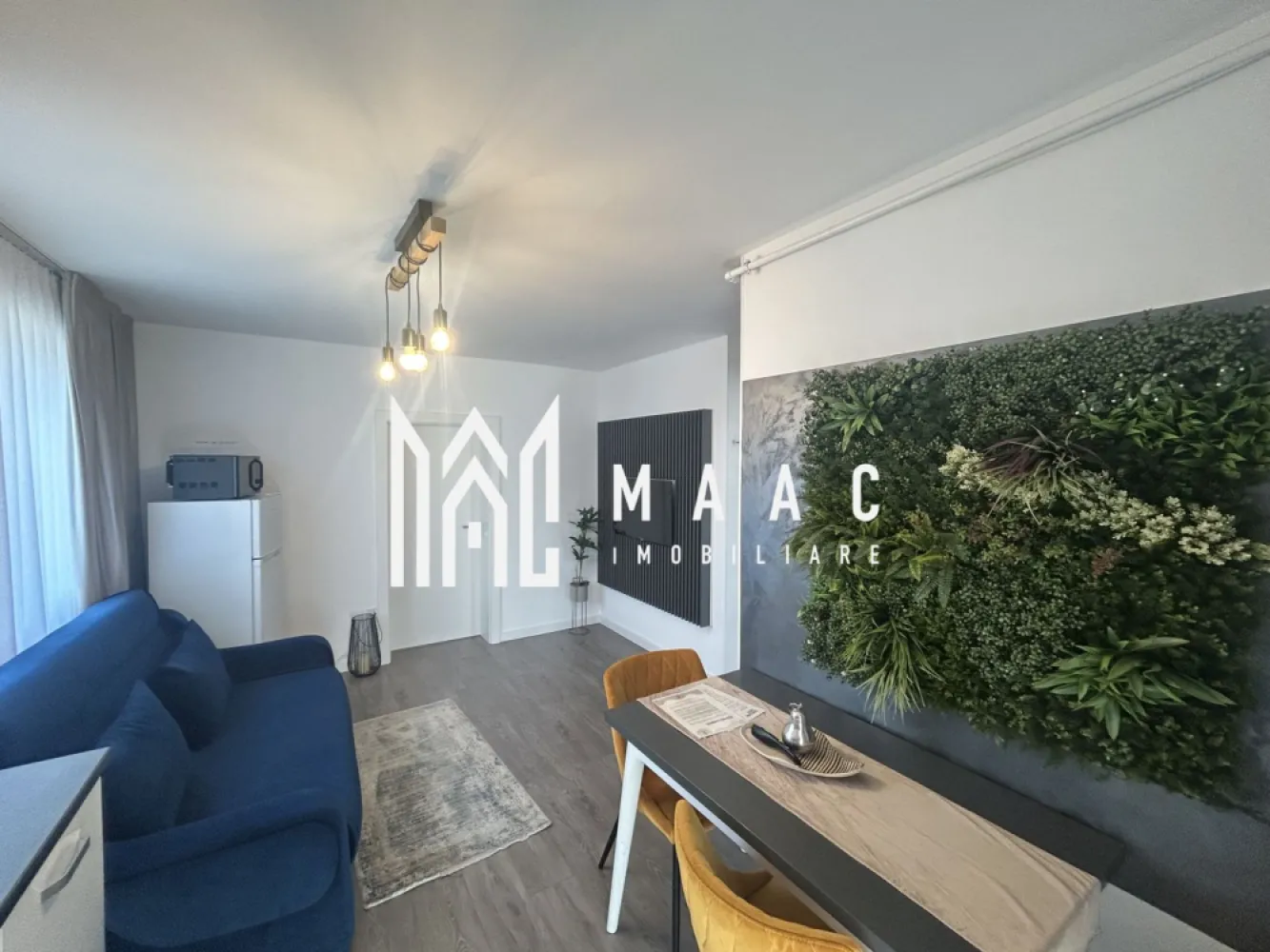 Apartament de lux 2 camere I Henri Coanda I Parcare I Vedere Panoramica - MAAC Imobiliare propune spre vânzare un apartament modern cu 2 camere, situat în cartierul rezidențial Henri Coandă din Sibiu, o zonă în plină dezvoltare, apreciată pentru liniște și accesibilitate. Proprietatea este amenajată la standarde premium, fiind gândită pentru a oferi confort, funcționalitate și un stil de viață modern. Apartamentul dispune de încălzire în pardoseală pentru un confort termic optim în sezonul rece, precum și de aer condiționat, ideal pentru zilele călduroase de vară. Locuința se vinde complet mobilată și utilată, fiind pregătită pentru mutare imediată sau pentru introducerea în circuitul de închiriere. Bucătăria este complet echipată, dotată cu plită electrică, frigider și electrocasnicele necesare utilizării zilnice. În plus, fiecare cameră este dotată cu televizor, iar mobilierul modern, de calitate superioară, completează designul elegant al apartamentului. Această proprietate reprezintă o oportunitate excelentă de investiție, fiind ideală atât pentru regim hotelier, cât și pentru închiriere pe termen lung sau locuință personală. Avantaje: încălzire în pardoseală aer condiționat bucătărie complet utilată televizoare în fiecare cameră mobilier modern, de calitate superioară loc de parcare inclus Bonus: Primele apartamente vândute vor beneficia de spațiu de depozitare la subsol, ideal pentru depozitarea obiectelor personale sau sezoniere. Pentru mai multe informații și programări la vizionare, vă rugăm să menționați ID anunț: CP2956227 }}