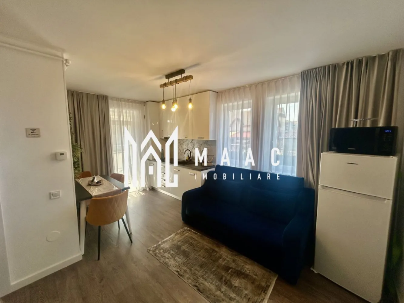 Apartament de lux 2 camere I Henri Coanda I Parcare I Vedere Panoramica - MAAC Imobiliare propune spre vânzare un apartament modern cu 2 camere, situat în cartierul rezidențial Henri Coandă din Sibiu, o zonă în plină dezvoltare, apreciată pentru liniște și accesibilitate. Proprietatea este amenajată la standarde premium, fiind gândită pentru a oferi confort, funcționalitate și un stil de viață modern. Apartamentul dispune de încălzire în pardoseală pentru un confort termic optim în sezonul rece, precum și de aer condiționat, ideal pentru zilele călduroase de vară. Locuința se vinde complet mobilată și utilată, fiind pregătită pentru mutare imediată sau pentru introducerea în circuitul de închiriere. Bucătăria este complet echipată, dotată cu plită electrică, frigider și electrocasnicele necesare utilizării zilnice. În plus, fiecare cameră este dotată cu televizor, iar mobilierul modern, de calitate superioară, completează designul elegant al apartamentului. Această proprietate reprezintă o oportunitate excelentă de investiție, fiind ideală atât pentru regim hotelier, cât și pentru închiriere pe termen lung sau locuință personală. Avantaje: încălzire în pardoseală aer condiționat bucătărie complet utilată televizoare în fiecare cameră mobilier modern, de calitate superioară loc de parcare inclus Bonus: Primele apartamente vândute vor beneficia de spațiu de depozitare la subsol, ideal pentru depozitarea obiectelor personale sau sezoniere. Pentru mai multe informații și programări la vizionare, vă rugăm să menționați ID anunț: CP2956227 }}
