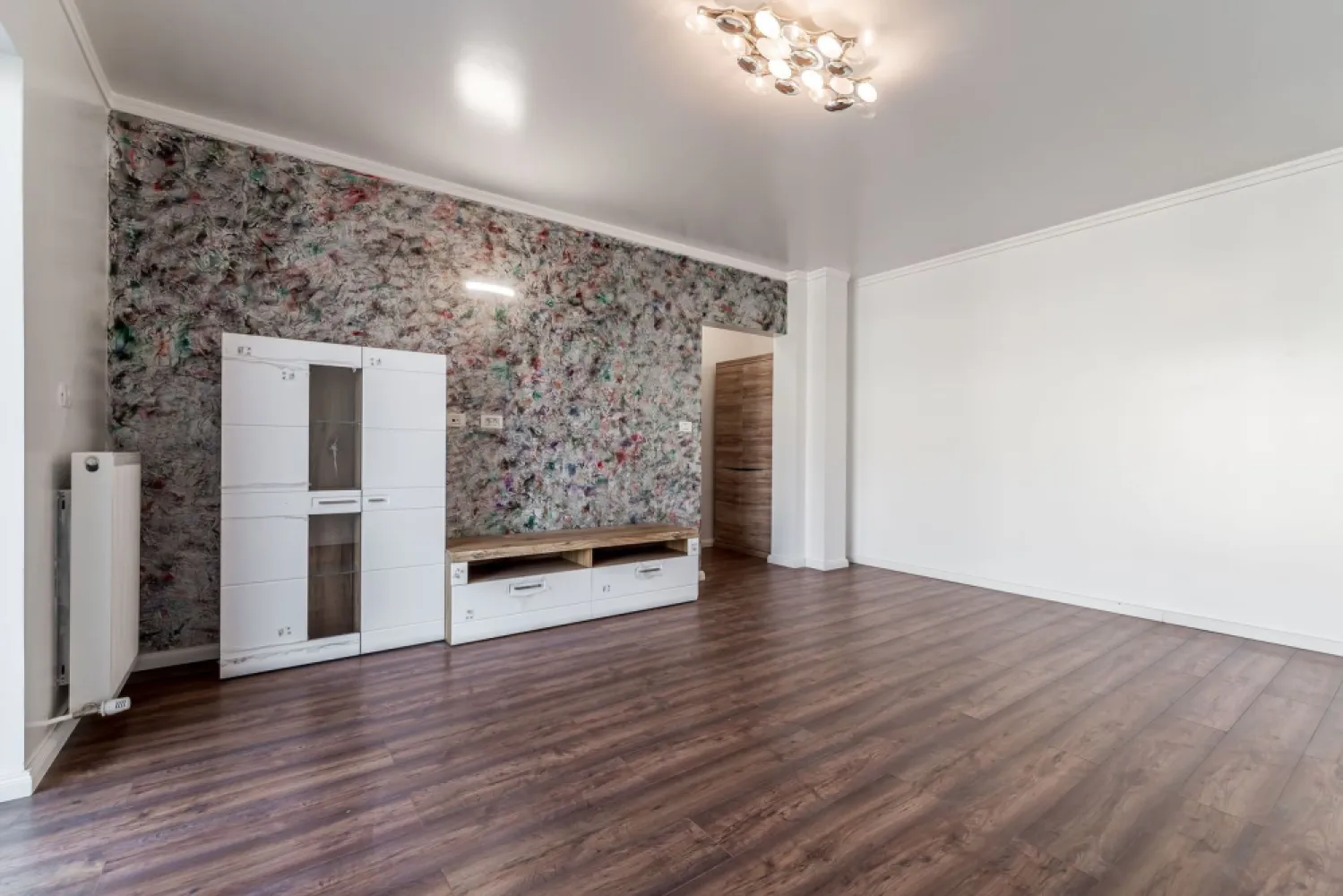 Apartament 2 camere | Etaj 2 – lângă MedLife Genesys - Apartamentul se află la etajul 2, într-un bloc construit în 2020, cu o suprafață de 85 mp conform CF. Locuința este nouă cu finisaje premium. Detalii: -2 camere -semidecomandat -85 mp suprafață conform CF -etaj 2 -balcon deschis -bloc nou (2020) -finisaje premium Există posibilitatea de achiziție a unui loc de parcare (se discută separat). Preț: 119.000 € Pentru mai multe informații sau programarea unei vizionări, vă rog să mă contactați. Tel: 0742267773 Andreea Szuchanszki Nu dispui de toată suma? Te ajutăm noi gratuit! Îți obținem oferte de la 16 bănci. Ai o proprietate de vânzare în Arad și vrei să știi cât valorează cu adevărat? }}