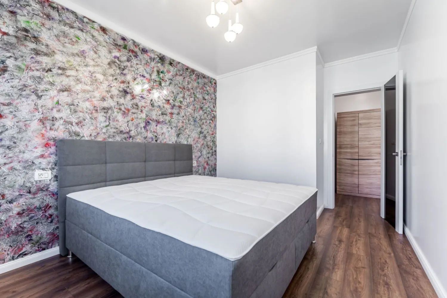 Apartament 2 camere | Etaj 2 – lângă MedLife Genesys - Apartamentul se află la etajul 2, într-un bloc construit în 2020, cu o suprafață de 85 mp conform CF. Locuința este nouă cu finisaje premium. Detalii: -2 camere -semidecomandat -85 mp suprafață conform CF -etaj 2 -balcon deschis -bloc nou (2020) -finisaje premium Există posibilitatea de achiziție a unui loc de parcare (se discută separat). Preț: 119.000 € Pentru mai multe informații sau programarea unei vizionări, vă rog să mă contactați. Tel: 0742267773 Andreea Szuchanszki Nu dispui de toată suma? Te ajutăm noi gratuit! Îți obținem oferte de la 16 bănci. Ai o proprietate de vânzare în Arad și vrei să știi cât valorează cu adevărat? }}