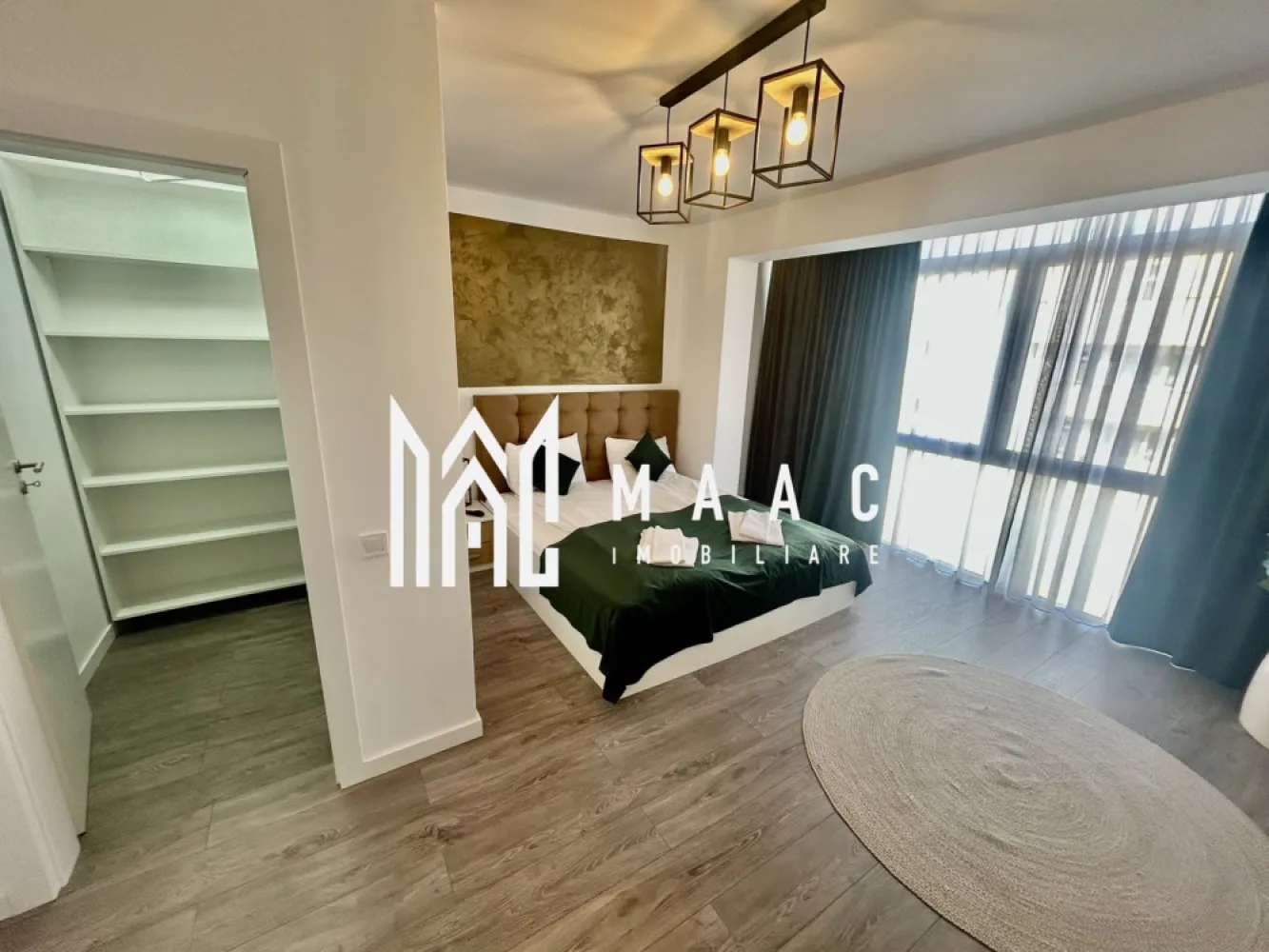 Apartament de LUX 3 camere | Henri Coandă I 72 mp utili | 2 terase - MAAC Imobiliare prezintă un apartament modern cu 3 camere, amenajat la standarde premium, situat în Ansamblul Rezidențial Henri Coandă din Sibiu, o zonă apreciată pentru dezvoltarea rapidă, liniște și acces facil către principalele puncte de interes ale orașului. Proprietatea este ideală atât pentru regim hotelier, cât și pentru închiriere pe termen lung sau locuință personală. Imobilul este amplasat într-un bloc construit în 2021, prevăzut cu lift modern și o casă a scării elegantă și bine întreținută, oferind un mediu locativ confortabil și sigur. Apartamentul are o suprafață utilă de 72 mp, la care se adaugă două terase generoase, fiind compartimentat eficient pentru a asigura funcționalitate și confort: 2 dormitoare matrimoniale living spațios cu bucătărie open-space (cu posibilitatea delimitării) 2 băi spațioase 2 terase mari, ideale pentru relaxare Locuința se vinde complet mobilată și utilată, într-un stil modern și elegant, fiind amenajată pentru a oferi un nivel ridicat de confort. De asemenea, apartamentul dispune de numeroase spații de depozitare, atent integrate în designul interior. Dotări și beneficii: încălzire în pardoseală centrală termică proprie aer condiționat bucătărie complet utilată (plită electrică, frigider și electrocasnice) televizoare în fiecare cameră mobilier modern, de calitate superioară loc de parcare inclus Apartamentul se prezintă în stare impecabilă, fiecare detaliu fiind atent ales pentru a crea un spațiu elegant, confortabil și funcțional. Proprietatea reprezintă o oportunitate excelentă de investiție, fiind potrivită atât pentru regim hotelier, cât și pentru închiriere pe termen lung sau locuire proprie. Bonus: Primele apartamente vândute vor beneficia de spațiu de depozitare la subsol, ideal pentru depozitarea obiectelor personale sau sezoniere. Pentru mai multe detalii vă rugăm să precizați telefonic că ați văzut anunțul cu CP2956265. }}