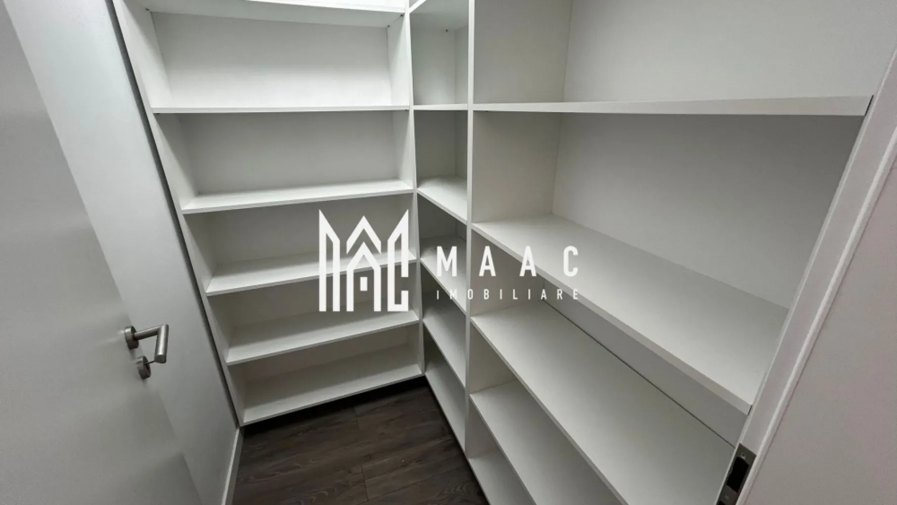 Apartament de LUX 3 camere | Henri Coandă I 72 mp utili | 2 terase - MAAC Imobiliare prezintă un apartament modern cu 3 camere, amenajat la standarde premium, situat în Ansamblul Rezidențial Henri Coandă din Sibiu, o zonă apreciată pentru dezvoltarea rapidă, liniște și acces facil către principalele puncte de interes ale orașului. Proprietatea este ideală atât pentru regim hotelier, cât și pentru închiriere pe termen lung sau locuință personală. Imobilul este amplasat într-un bloc construit în 2021, prevăzut cu lift modern și o casă a scării elegantă și bine întreținută, oferind un mediu locativ confortabil și sigur. Apartamentul are o suprafață utilă de 72 mp, la care se adaugă două terase generoase, fiind compartimentat eficient pentru a asigura funcționalitate și confort: 2 dormitoare matrimoniale living spațios cu bucătărie open-space (cu posibilitatea delimitării) 2 băi spațioase 2 terase mari, ideale pentru relaxare Locuința se vinde complet mobilată și utilată, într-un stil modern și elegant, fiind amenajată pentru a oferi un nivel ridicat de confort. De asemenea, apartamentul dispune de numeroase spații de depozitare, atent integrate în designul interior. Dotări și beneficii: încălzire în pardoseală centrală termică proprie aer condiționat bucătărie complet utilată (plită electrică, frigider și electrocasnice) televizoare în fiecare cameră mobilier modern, de calitate superioară loc de parcare inclus Apartamentul se prezintă în stare impecabilă, fiecare detaliu fiind atent ales pentru a crea un spațiu elegant, confortabil și funcțional. Proprietatea reprezintă o oportunitate excelentă de investiție, fiind potrivită atât pentru regim hotelier, cât și pentru închiriere pe termen lung sau locuire proprie. Bonus: Primele apartamente vândute vor beneficia de spațiu de depozitare la subsol, ideal pentru depozitarea obiectelor personale sau sezoniere. Pentru mai multe detalii vă rugăm să precizați telefonic că ați văzut anunțul cu CP2956265. }}