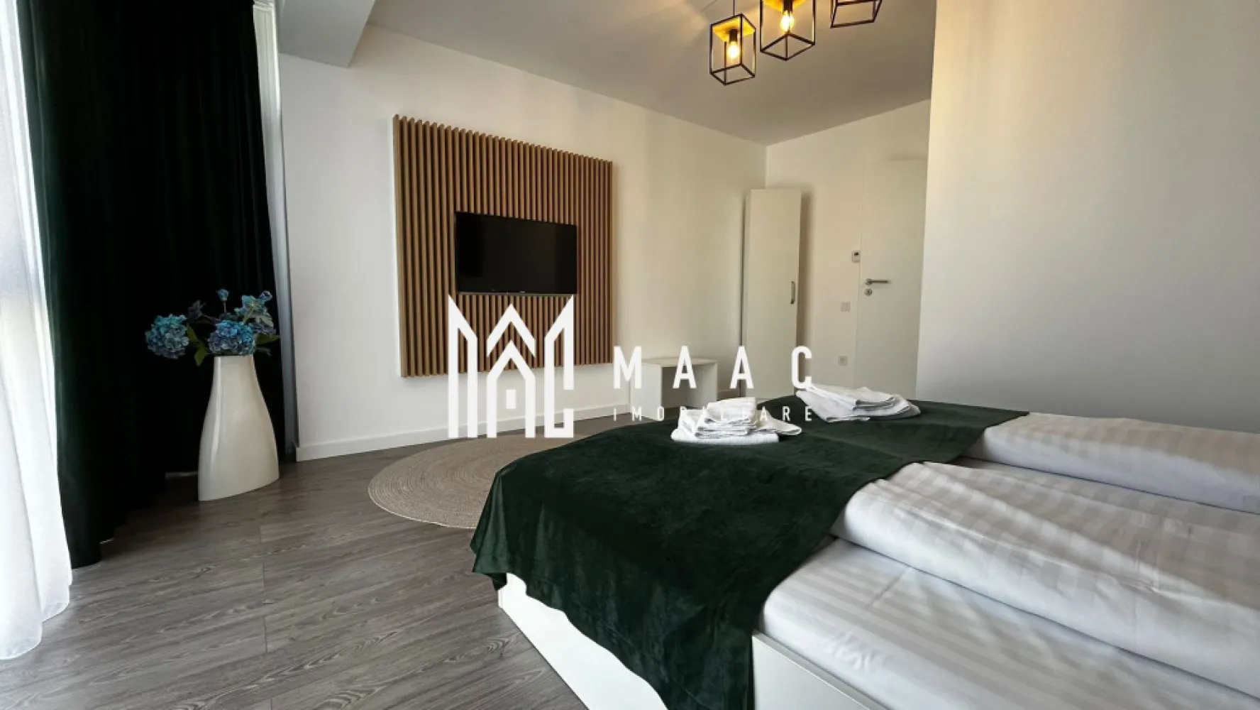 Apartament 3 Camere Premium I 2 Terase și Parcare I Mobilat Complet - MAAC Imobiliare vă prezintă spre vânzare un apartament modern cu 3 camere, amenajat la standard premium, ideal atât pentru regim hotelier, investiție imobiliară, cât și pentru locuință personală. Apartamentul este situat într-un bloc nou finalizat în 2021, prevăzut cu lift modern și casă a scării elegantă, bine întreținută. Locuința are o suprafață utilă de 74 mp, la care se adaugă două terase generoase, fiind compartimentată eficient pentru confort și funcționalitate. Compartimentare 2 dormitoare matrimoniale Living open space cu bucătărie (cu posibilitate de delimitare) 2 băi spațioase 2 terase mari Apartamentul se vinde complet mobilat și utilat, cu mobilier modern de calitate și multiple spații de depozitare, fiind pregătit pentru mutare sau exploatare imediată în regim de închiriere. Dotări și beneficii Incălzire în pardoseală Centrală termică proprie Aer condiționat Bucătărie complet utilată (plită electrică, frigider și electrocasnice) TV în fiecare cameră Mobilier modern premium Loc de parcare inclus Proprietatea se prezintă impecabil, fiecare detaliu fiind ales pentru a oferi confort, funcționalitate și eleganță. Datorită compartimentării și dotărilor, apartamentul reprezintă o oportunitate excelentă pentru investiție, fiind potrivit pentru: Regim hotelier (Airbnb / Booking) Inchiriere pe termen lung Locuință proprie Bonus Primele apartamente vândute vor beneficia de spațiu de depozitare la subsol, ideal pentru depozitarea obiectelor personale sau sezoniere. Important: Acest apartament este destinat persoanelor care apreciază calitatea, confortul și un stil de viață rafinat, fiind o proprietate potrivită pentru cumpărători cu standarde ridicate și gusturi exigente. Pentru mai multe detalii vă rugăm să precizați telefonic că ați văzut anunțul cu CP2956608. }}