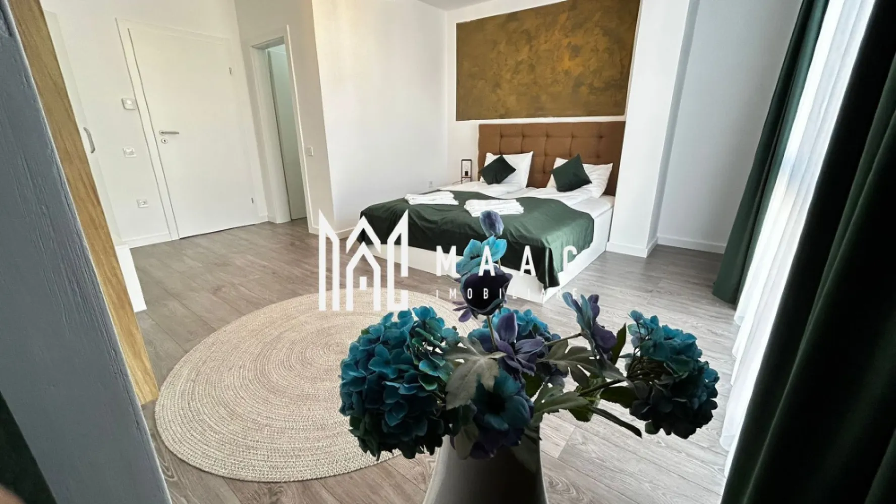 Apartament 3 Camere Premium I 2 Terase și Parcare I Mobilat Complet - MAAC Imobiliare vă prezintă spre vânzare un apartament modern cu 3 camere, amenajat la standard premium, ideal atât pentru regim hotelier, investiție imobiliară, cât și pentru locuință personală. Apartamentul este situat într-un bloc nou finalizat în 2021, prevăzut cu lift modern și casă a scării elegantă, bine întreținută. Locuința are o suprafață utilă de 74 mp, la care se adaugă două terase generoase, fiind compartimentată eficient pentru confort și funcționalitate. Compartimentare 2 dormitoare matrimoniale Living open space cu bucătărie (cu posibilitate de delimitare) 2 băi spațioase 2 terase mari Apartamentul se vinde complet mobilat și utilat, cu mobilier modern de calitate și multiple spații de depozitare, fiind pregătit pentru mutare sau exploatare imediată în regim de închiriere. Dotări și beneficii Incălzire în pardoseală Centrală termică proprie Aer condiționat Bucătărie complet utilată (plită electrică, frigider și electrocasnice) TV în fiecare cameră Mobilier modern premium Loc de parcare inclus Proprietatea se prezintă impecabil, fiecare detaliu fiind ales pentru a oferi confort, funcționalitate și eleganță. Datorită compartimentării și dotărilor, apartamentul reprezintă o oportunitate excelentă pentru investiție, fiind potrivit pentru: Regim hotelier (Airbnb / Booking) Inchiriere pe termen lung Locuință proprie Bonus Primele apartamente vândute vor beneficia de spațiu de depozitare la subsol, ideal pentru depozitarea obiectelor personale sau sezoniere. Important: Acest apartament este destinat persoanelor care apreciază calitatea, confortul și un stil de viață rafinat, fiind o proprietate potrivită pentru cumpărători cu standarde ridicate și gusturi exigente. Pentru mai multe detalii vă rugăm să precizați telefonic că ați văzut anunțul cu CP2956608. }}