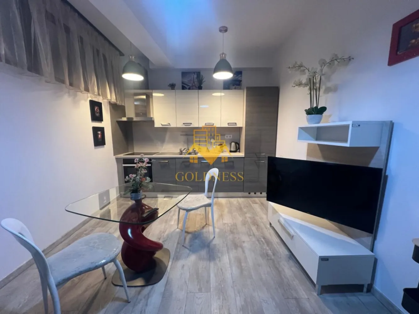 2 camere, Parcare, Centru, Piata Muzeului, Piata Unirii, Memo, UMF - GOLDNESS Imobiliare vă propune spre închiriere un apartament cu 2 camere open-space complet mobilat și utilat, la demisol într-un imobil de 2 etaje, în zona ultracentrala, la 15 min de UMF, 5 minute de Piata Unirii, strada Paul Chinezu. Se poate inchiria un loc de parcare in curtea interioara cu 50euro. GARANȚIE: se percep 2 garanții, cu posibilitatea plății eșalonat în 2/3 luni. Apartamentul este compartimentat astfel: - dormitor cu pat matrimonial, dressing, noptiere, birou. - living cu bucatarie open-space complet utilată si mobilata, canapea extensibla, loc de servit masa - baie cu dus walk-in, calorifer port prosop inox și dulap pentru depozitare. Imobilul este dotat cu toate cele necesare- termoficare, mașină de spălat haine, frigider, plită electrică, masina de spalat vase, hotă, TV, AC, etc. Se află în apropierea stațiilor de transport în comun, magazine, restaurante, spații verzi, farmacii, etc. Dacă sunteți interesați de acest apartament și doriți să îl vizionați, dar și pentru alte oferte sau detalii nu ezitați să ne contactați telefonic sau prin e-mail - goldnessimobiliare@gmail.com. Vă stăm la dispoziție! Pentru intermediere se percepe un comision de 75% din prețul chiriei! }}