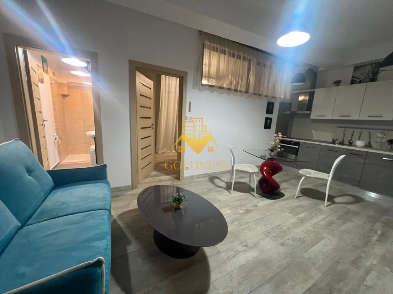 2 camere, Parcare, Centru, Piata Muzeului, Piata Unirii, Memo, UMF - GOLDNESS Imobiliare vă propune spre închiriere un apartament cu 2 camere open-space complet mobilat și utilat, la demisol într-un imobil de 2 etaje, în zona ultracentrala, la 15 min de UMF, 5 minute de Piata Unirii, strada Paul Chinezu. Se poate inchiria un loc de parcare in curtea interioara cu 50euro. GARANȚIE: se percep 2 garanții, cu posibilitatea plății eșalonat în 2/3 luni. Apartamentul este compartimentat astfel: - dormitor cu pat matrimonial, dressing, noptiere, birou. - living cu bucatarie open-space complet utilată si mobilata, canapea extensibla, loc de servit masa - baie cu dus walk-in, calorifer port prosop inox și dulap pentru depozitare. Imobilul este dotat cu toate cele necesare- termoficare, mașină de spălat haine, frigider, plită electrică, masina de spalat vase, hotă, TV, AC, etc. Se află în apropierea stațiilor de transport în comun, magazine, restaurante, spații verzi, farmacii, etc. Dacă sunteți interesați de acest apartament și doriți să îl vizionați, dar și pentru alte oferte sau detalii nu ezitați să ne contactați telefonic sau prin e-mail - goldnessimobiliare@gmail.com. Vă stăm la dispoziție! Pentru intermediere se percepe un comision de 75% din prețul chiriei! }}
