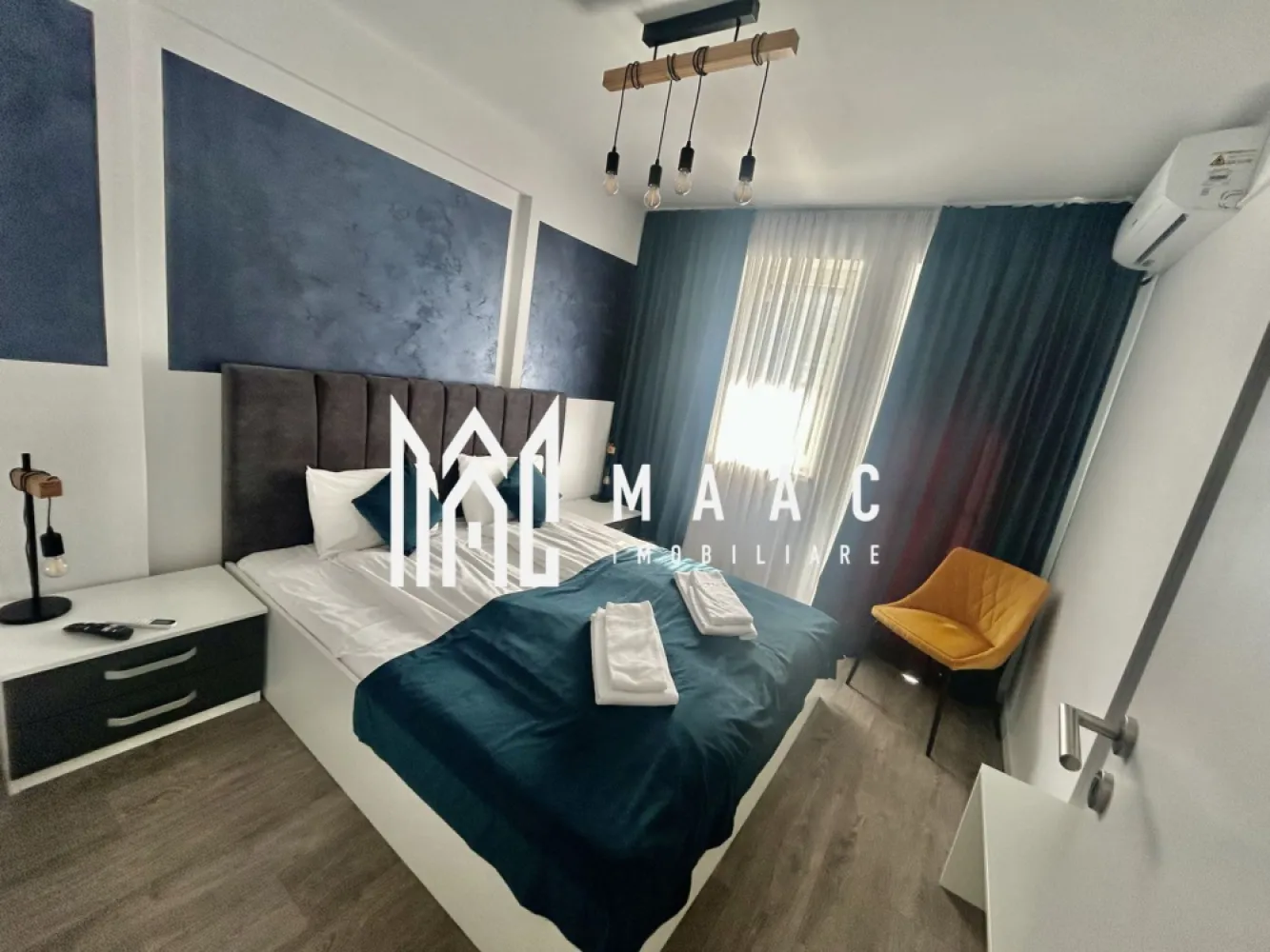 Apartament Modern 2 Camere I Incălzire Pardoseală I Parcare I Sibiu - MAAC Imobiliare vă prezintă spre vânzare un apartament modern cu 2 camere, situat în cartierul Henri Coandă din Sibiu, o zonă rezidențială în plină dezvoltare, apreciată pentru liniște, accesibilitate și comunitatea în formare. Apartamentul este amenajat la standarde premium și se vinde complet mobilat și utilat, fiind ideal atât pentru locuire personală, cât și pentru investiție. Locuința oferă confort modern și funcționalitate, fiind pregătită pentru mutare imediată sau pentru introducerea în circuitul de închiriere. Dotări și beneficii Incălzire în pardoseală Aer condiționat Bucătărie complet utilată (plită electrică, frigider și electrocasnice) Televizoare în fiecare cameră Mobilier modern de calitate superioară Loc de parcare inclus Interiorul apartamentului este amenajat într-un stil modern și elegant, cu atenție la detalii și materiale de calitate, oferind un spațiu confortabil și primitor. Datorită poziționării și dotărilor, proprietatea este potrivită pentru: Inchiriere pe termen lung Regim hotelier Locuință personală Apartamentul reprezintă o oportunitate excelentă pentru cei care caută o locuință modernă sau o investiție sigură într-o zonă în dezvoltare din Sibiu. Bonus: Primele apartamente vândute vor beneficia de spațiu de depozitare la subsol, ideal pentru depozitarea obiectelor personale sau sezoniere. Proprietățile bine amenajate din această zonă se vând rapid. Recomandăm programarea unei vizionări din timp. Pentru mai multe informații și programări la vizionare, vă rugăm să menționați ID anunț: CP2956611 }}