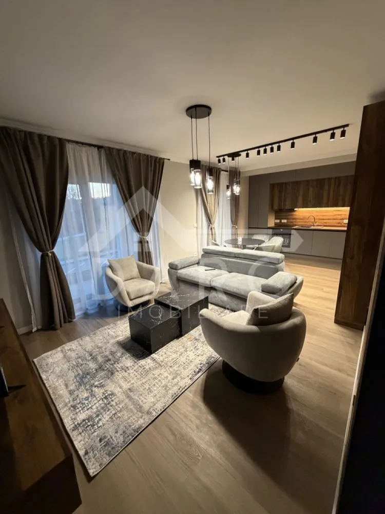 Apartament de inchiriat Uniri park luxury - 🏡 Apartament 2 camere de închiriat – Unirii Park Luxury | Bloc nou | 2 parcări | 550 € Se oferă spre închiriere apartament modern cu 2 camere, situat în Târgu Mureș, zona Unirii, în complexul rezidențial Unirii Park Luxury, într-un bloc nou, la etajul 1. Locuința impresionează prin design elegant, mobilier modern și finisaje premium, fiind ideală pentru persoanele care își doresc confort și un stil de viață modern. 📐 Suprafață: 58 mp 📍 Compartimentare: ✔ living spațios open-space cu bucătărie ✔ dormitor ✔ baie modernă ✔ 2 debarale pentru depozitare ✔ zonă de dining ✨ Dotări și beneficii: ✔ încălzire în pardoseală ✔ senzori de alarmă ✔ mobilier modern și finisaje premium ✔ aragaz ✔ cuptor ✔ frigider ✔ electrocasnice de calitate superioară 🚗 2 locuri de parcare incluse în preț 📍 Avantaje locație: ✔ complex rezidențial nou ✔ zonă liniștită și modernă ✔ acces rapid către oraș și puncte de interes ✔ aproape de magazine și servicii 💰 Preț chirie: 550 € / lună (Include 2 locuri de parcare) 📞 Detalii și vizionări: Coman Maria – DARO Imobiliare & Kiwi Finance 📱 0749 535 729 🏠 Cauți să cumperi o locuință? Prin Kiwi Finance beneficiezi de: ✔ analiză gratuită pentru credit ✔ oferte de la peste 12 bănci ✔ negocierea dobânzii în favoarea ta ✔ suport complet până la obținerea creditului 🔑 DARO Imobiliare – găsim locuința potrivită. 💳 Kiwi Finance – te ajutăm să devii proprietar. }}