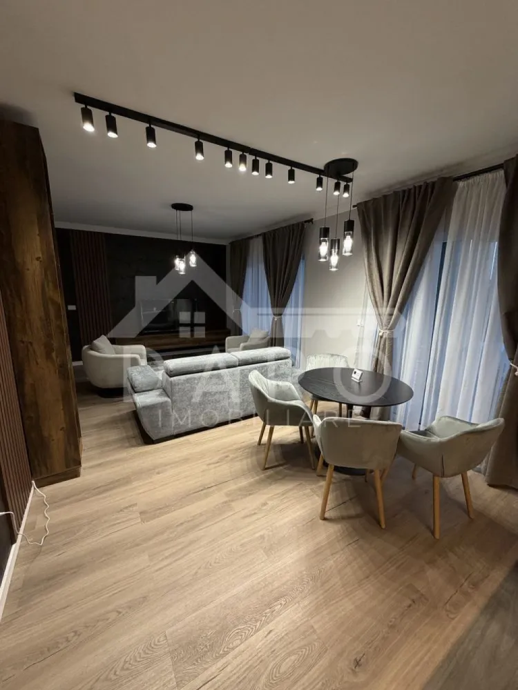 Apartament de inchiriat Uniri park luxury - 🏡 Apartament 2 camere de închiriat – Unirii Park Luxury | Bloc nou | 2 parcări | 550 € Se oferă spre închiriere apartament modern cu 2 camere, situat în Târgu Mureș, zona Unirii, în complexul rezidențial Unirii Park Luxury, într-un bloc nou, la etajul 1. Locuința impresionează prin design elegant, mobilier modern și finisaje premium, fiind ideală pentru persoanele care își doresc confort și un stil de viață modern. 📐 Suprafață: 58 mp 📍 Compartimentare: ✔ living spațios open-space cu bucătărie ✔ dormitor ✔ baie modernă ✔ 2 debarale pentru depozitare ✔ zonă de dining ✨ Dotări și beneficii: ✔ încălzire în pardoseală ✔ senzori de alarmă ✔ mobilier modern și finisaje premium ✔ aragaz ✔ cuptor ✔ frigider ✔ electrocasnice de calitate superioară 🚗 2 locuri de parcare incluse în preț 📍 Avantaje locație: ✔ complex rezidențial nou ✔ zonă liniștită și modernă ✔ acces rapid către oraș și puncte de interes ✔ aproape de magazine și servicii 💰 Preț chirie: 550 € / lună (Include 2 locuri de parcare) 📞 Detalii și vizionări: Coman Maria – DARO Imobiliare & Kiwi Finance 📱 0749 535 729 🏠 Cauți să cumperi o locuință? Prin Kiwi Finance beneficiezi de: ✔ analiză gratuită pentru credit ✔ oferte de la peste 12 bănci ✔ negocierea dobânzii în favoarea ta ✔ suport complet până la obținerea creditului 🔑 DARO Imobiliare – găsim locuința potrivită. 💳 Kiwi Finance – te ajutăm să devii proprietar. }}