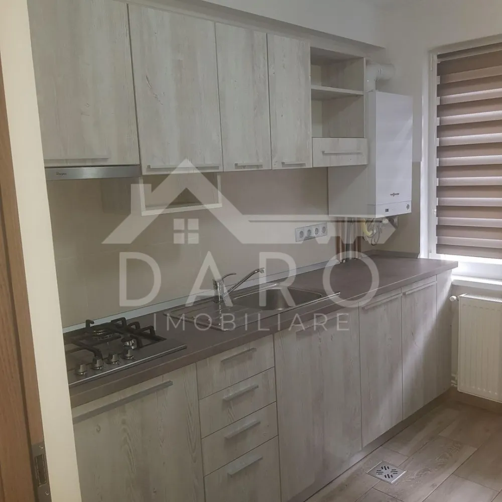 Inchiriez apartament 2 camere Aleea Carpati - 🏡 Apartament 2 camere de închiriat – Aleea Carpați | Lângă Liceul Agricol | 370 € Se oferă spre închiriere apartament cu 2 camere semidecomandate, situat în Târgu Mureș, Aleea Carpați, lângă Liceul Agricol, într-o zonă liniștită și foarte aproape de centrul orașului. 📍 Etaj: Parter 🏢 Bloc recent izolat termic 📐 Compartimentare: ✔ living ✔ dormitor ✔ bucătărie ✔ baie ✔ hol ✔ balcon închis ✨ Apartamentul este curat, luminos și foarte bine întreținut, recent renovat și ideal pentru persoane care își doresc liniște și confort. 🛋 Se închiriază complet mobilat și utilat: ✔ frigider ✔ aragaz ✔ mașină de spălat rufe ✔ sistem de alarmă 🚗 Locuri de parcare gratuite în jurul blocului. 📍 Avantaje locație: ✔ aproape de centru ✔ lângă Liceul Agricol ✔ zonă liniștită ✔ acces rapid către magazine și mijloace de transport 📅 Perioada minimă de închiriere: 12 luni 🐾 Nu se acceptă animale de companie 💰 Preț chirie: 370 € / lună + utilități 🔐 Garanție: echivalentul unei chirii 📞 Detalii și vizionări: Coman Maria – DARO Imobiliare & Kiwi Finance 📱 0749 535 729 🏠 Cauți să cumperi o locuință? Prin Kiwi Finance beneficiezi de: ✔ analiză gratuită pentru credit ✔ oferte de la peste 12 bănci ✔ negocierea dobânzii în favoarea ta ✔ suport complet până la obținerea creditului 🔑 DARO Imobiliare – găsim locuința potrivită. 💳 Kiwi Finance – te ajutăm să devii proprietar. }}