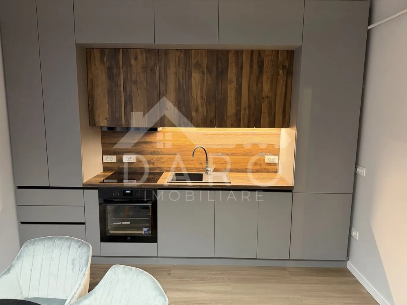 Apartament de inchiriat Uniri park luxury - 🏡 Apartament 2 camere de închiriat – Unirii Park Luxury | Bloc nou | 2 parcări | 550 € Se oferă spre închiriere apartament modern cu 2 camere, situat în Târgu Mureș, zona Unirii, în complexul rezidențial Unirii Park Luxury, într-un bloc nou, la etajul 1. Locuința impresionează prin design elegant, mobilier modern și finisaje premium, fiind ideală pentru persoanele care își doresc confort și un stil de viață modern. 📐 Suprafață: 58 mp 📍 Compartimentare: ✔ living spațios open-space cu bucătărie ✔ dormitor ✔ baie modernă ✔ 2 debarale pentru depozitare ✔ zonă de dining ✨ Dotări și beneficii: ✔ încălzire în pardoseală ✔ senzori de alarmă ✔ mobilier modern și finisaje premium ✔ aragaz ✔ cuptor ✔ frigider ✔ electrocasnice de calitate superioară 🚗 2 locuri de parcare incluse în preț 📍 Avantaje locație: ✔ complex rezidențial nou ✔ zonă liniștită și modernă ✔ acces rapid către oraș și puncte de interes ✔ aproape de magazine și servicii 💰 Preț chirie: 550 € / lună (Include 2 locuri de parcare) 📞 Detalii și vizionări: Coman Maria – DARO Imobiliare & Kiwi Finance 📱 0749 535 729 🏠 Cauți să cumperi o locuință? Prin Kiwi Finance beneficiezi de: ✔ analiză gratuită pentru credit ✔ oferte de la peste 12 bănci ✔ negocierea dobânzii în favoarea ta ✔ suport complet până la obținerea creditului 🔑 DARO Imobiliare – găsim locuința potrivită. 💳 Kiwi Finance – te ajutăm să devii proprietar. }}