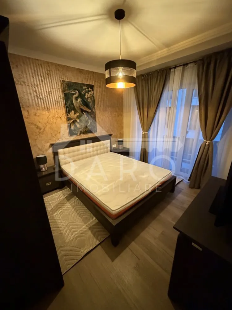 Apartament de inchiriat Uniri park luxury - 🏡 Apartament 2 camere de închiriat – Unirii Park Luxury | Bloc nou | 2 parcări | 550 € Se oferă spre închiriere apartament modern cu 2 camere, situat în Târgu Mureș, zona Unirii, în complexul rezidențial Unirii Park Luxury, într-un bloc nou, la etajul 1. Locuința impresionează prin design elegant, mobilier modern și finisaje premium, fiind ideală pentru persoanele care își doresc confort și un stil de viață modern. 📐 Suprafață: 58 mp 📍 Compartimentare: ✔ living spațios open-space cu bucătărie ✔ dormitor ✔ baie modernă ✔ 2 debarale pentru depozitare ✔ zonă de dining ✨ Dotări și beneficii: ✔ încălzire în pardoseală ✔ senzori de alarmă ✔ mobilier modern și finisaje premium ✔ aragaz ✔ cuptor ✔ frigider ✔ electrocasnice de calitate superioară 🚗 2 locuri de parcare incluse în preț 📍 Avantaje locație: ✔ complex rezidențial nou ✔ zonă liniștită și modernă ✔ acces rapid către oraș și puncte de interes ✔ aproape de magazine și servicii 💰 Preț chirie: 550 € / lună (Include 2 locuri de parcare) 📞 Detalii și vizionări: Coman Maria – DARO Imobiliare & Kiwi Finance 📱 0749 535 729 🏠 Cauți să cumperi o locuință? Prin Kiwi Finance beneficiezi de: ✔ analiză gratuită pentru credit ✔ oferte de la peste 12 bănci ✔ negocierea dobânzii în favoarea ta ✔ suport complet până la obținerea creditului 🔑 DARO Imobiliare – găsim locuința potrivită. 💳 Kiwi Finance – te ajutăm să devii proprietar. }}