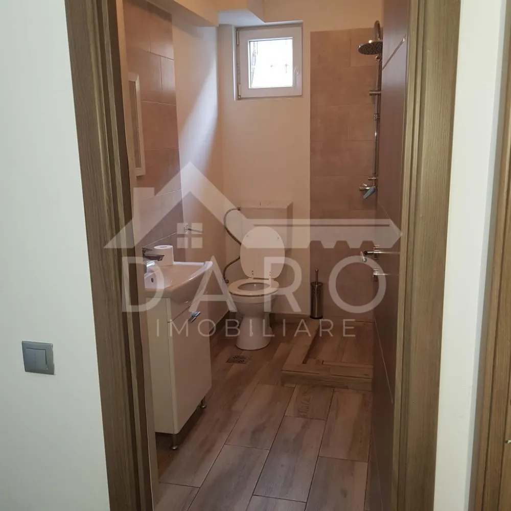 Inchiriez apartament 2 camere Aleea Carpati - 🏡 Apartament 2 camere de închiriat – Aleea Carpați | Lângă Liceul Agricol | 370 € Se oferă spre închiriere apartament cu 2 camere semidecomandate, situat în Târgu Mureș, Aleea Carpați, lângă Liceul Agricol, într-o zonă liniștită și foarte aproape de centrul orașului. 📍 Etaj: Parter 🏢 Bloc recent izolat termic 📐 Compartimentare: ✔ living ✔ dormitor ✔ bucătărie ✔ baie ✔ hol ✔ balcon închis ✨ Apartamentul este curat, luminos și foarte bine întreținut, recent renovat și ideal pentru persoane care își doresc liniște și confort. 🛋 Se închiriază complet mobilat și utilat: ✔ frigider ✔ aragaz ✔ mașină de spălat rufe ✔ sistem de alarmă 🚗 Locuri de parcare gratuite în jurul blocului. 📍 Avantaje locație: ✔ aproape de centru ✔ lângă Liceul Agricol ✔ zonă liniștită ✔ acces rapid către magazine și mijloace de transport 📅 Perioada minimă de închiriere: 12 luni 🐾 Nu se acceptă animale de companie 💰 Preț chirie: 370 € / lună + utilități 🔐 Garanție: echivalentul unei chirii 📞 Detalii și vizionări: Coman Maria – DARO Imobiliare & Kiwi Finance 📱 0749 535 729 🏠 Cauți să cumperi o locuință? Prin Kiwi Finance beneficiezi de: ✔ analiză gratuită pentru credit ✔ oferte de la peste 12 bănci ✔ negocierea dobânzii în favoarea ta ✔ suport complet până la obținerea creditului 🔑 DARO Imobiliare – găsim locuința potrivită. 💳 Kiwi Finance – te ajutăm să devii proprietar. }}