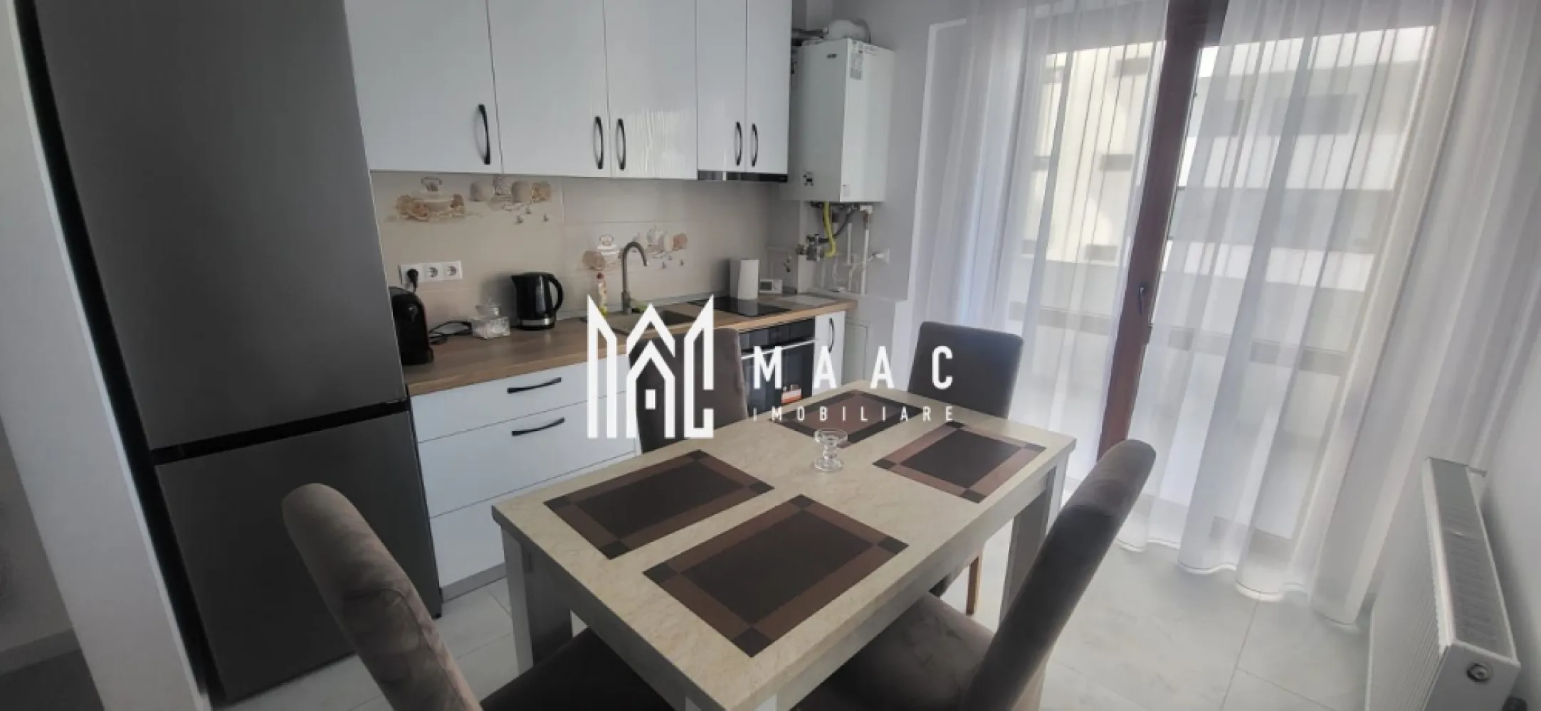 Apartament 2 camere | Parcare privată I Doamna Stanca - MAAC Imobiliare vă oferă spre închiriere un apartament modern cu 2 camere, decomandat, situat la etajul 2 al unui imobil nou cu 6 etaje, amplasat în zona foarte apreciată Doamna Stanca. Locuința are o suprafață utilă de 54 mp, la care se adaugă un balcon generos, perfect pentru momente de relaxare. Se închiriază complet mobilată și utilată, astfel că vă puteți muta imediat, fără investiții suplimentare. Apartamentul dispune de parcare privată, lift și acces facil către toate punctele de interes din zonă: Promenada Mall, Kaufland, mijloace de transport și multiple facilități comerciale. O proprietate ideală pentru cei care caută confort, liniște și proximitate față de principalele centre comerciale. Condiții de închiriere: minim 12 luni, garantie in cuantumul unei chirii lunare, disponibil imediat. Pentru mai multe detalii și programarea unei vizionări, vă rugăm să menționați ID-ul: CP2816800 }}