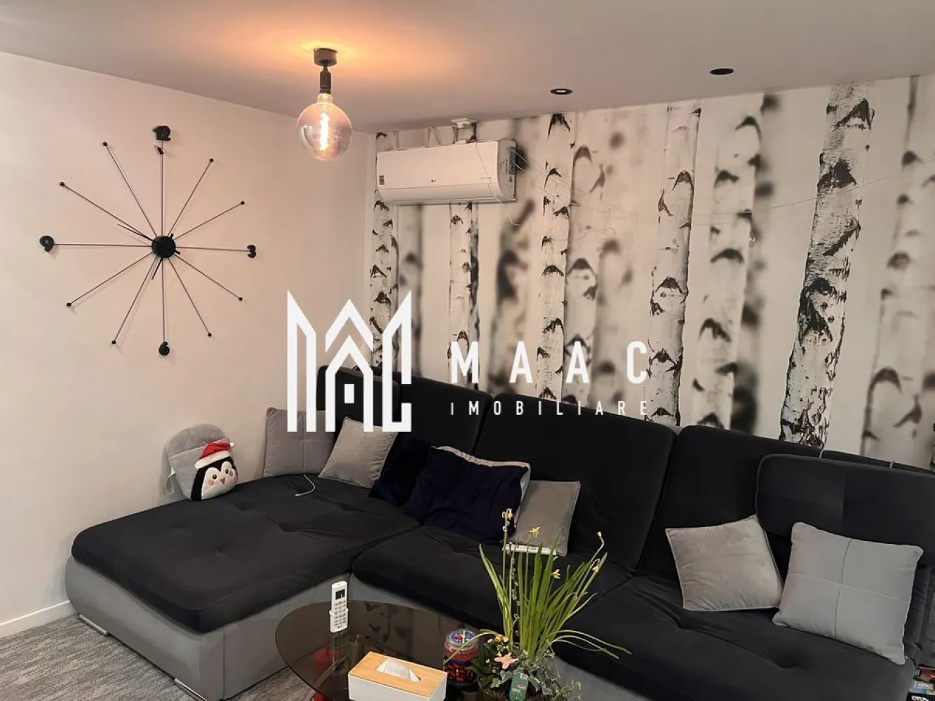 Apartament 3 camere | Parter | 72 MPU | Zona Hipodrom 3 - MAAC Imobiliare vă propune spre vânzare un apartament cu 3 camere, situat la parterul unui imobil, cu o suprafață utilă de 72 mp, ideal pentru o familie sau pentru investiție. Locuința beneficiază de o compartimentare decomandată, oferind spații generoase și bine organizate, ce asigură confort și funcționalitate. Apartamentul dispune de living luminos, două dormitoare, bucătărie, baie și hol de acces. Finisajele sunt moderne, iar pardoselile sunt realizate din laminat de calitate, oferind un ambient plăcut și ușor de întreținut. Baia este complet echipată, fiind dotată atât cu cadă, cât și cu duș, perfectă pentru momentele de relaxare. Unul dintre principalele avantaje ale proprietății îl reprezintă localizarea excelentă, cu acces facil către centre comerciale, stații de transport public, parcuri, restaurante și cafenele. În apropiere se află și școli și grădinițe, ceea ce face această locuință potrivită pentru familii. Pentru mai multe detalii sau pentru a programa o vizionare, vă rugăm să ne contactați. Specificați ID-ul CP2955817. }}