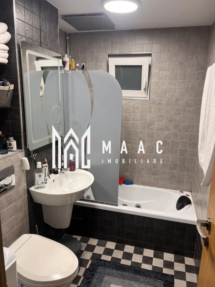 Apartament 3 camere | Parter | 72 MPU | Zona Hipodrom 3 - MAAC Imobiliare vă propune spre vânzare un apartament cu 3 camere, situat la parterul unui imobil, cu o suprafață utilă de 72 mp, ideal pentru o familie sau pentru investiție. Locuința beneficiază de o compartimentare decomandată, oferind spații generoase și bine organizate, ce asigură confort și funcționalitate. Apartamentul dispune de living luminos, două dormitoare, bucătărie, baie și hol de acces. Finisajele sunt moderne, iar pardoselile sunt realizate din laminat de calitate, oferind un ambient plăcut și ușor de întreținut. Baia este complet echipată, fiind dotată atât cu cadă, cât și cu duș, perfectă pentru momentele de relaxare. Unul dintre principalele avantaje ale proprietății îl reprezintă localizarea excelentă, cu acces facil către centre comerciale, stații de transport public, parcuri, restaurante și cafenele. În apropiere se află și școli și grădinițe, ceea ce face această locuință potrivită pentru familii. Pentru mai multe detalii sau pentru a programa o vizionare, vă rugăm să ne contactați. Specificați ID-ul CP2955817. }}